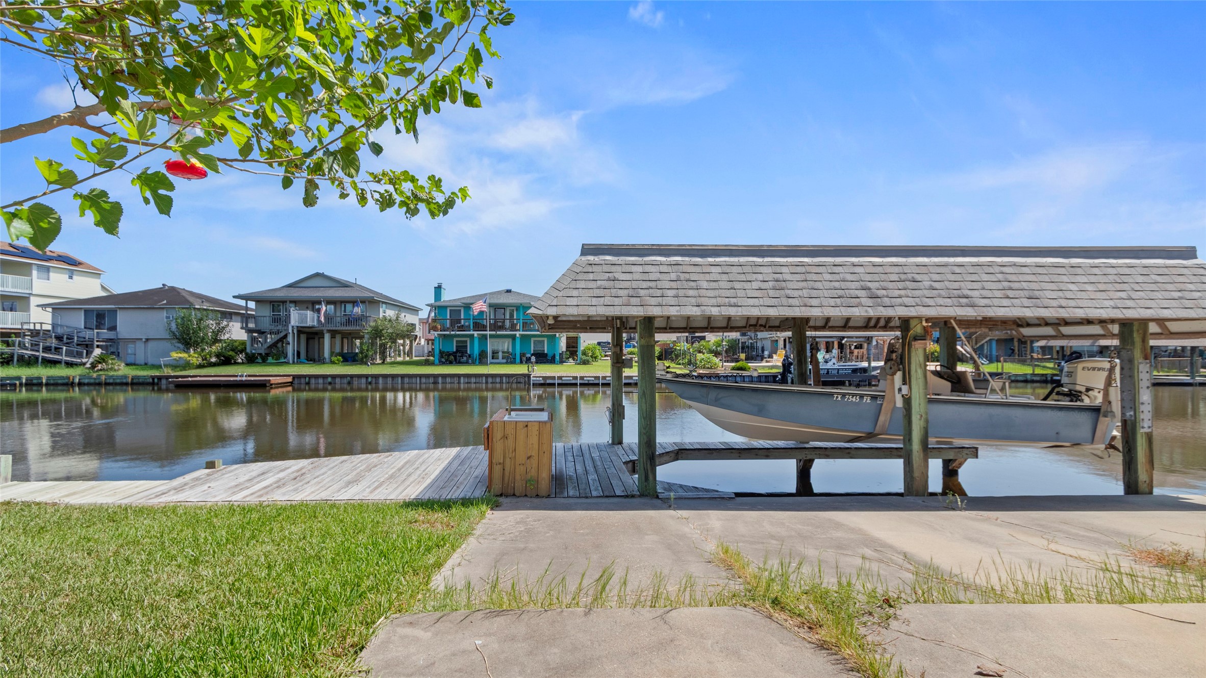 Boat house with boat lift