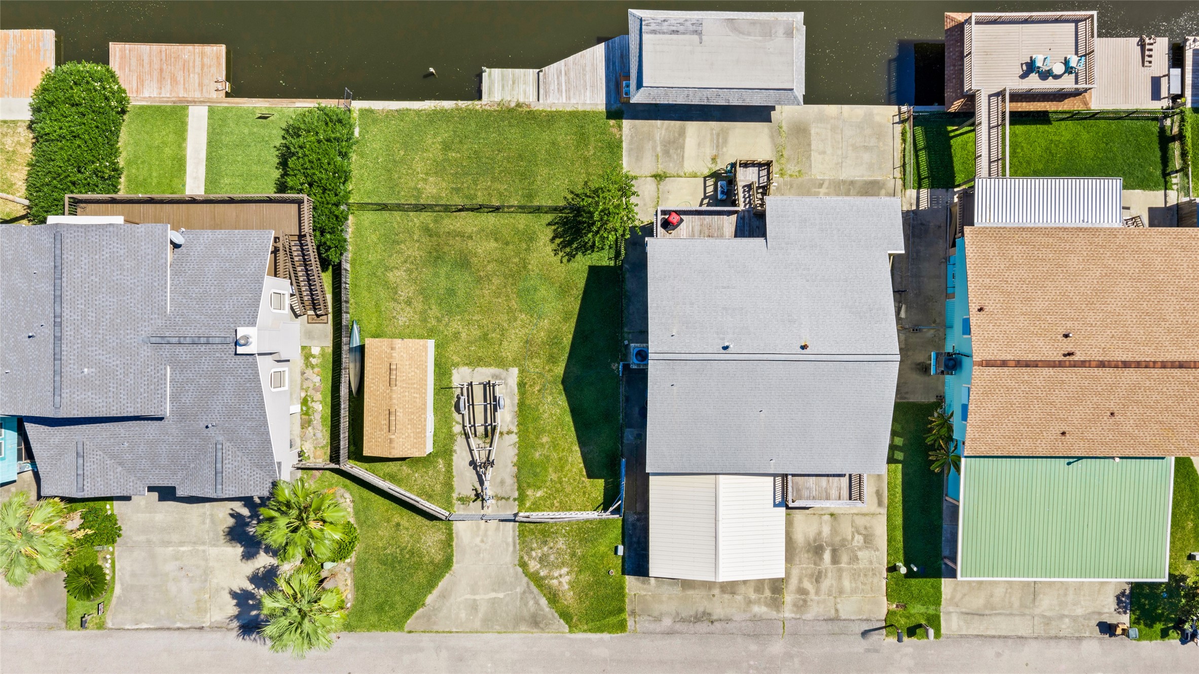 The adjacent lot next door is also available