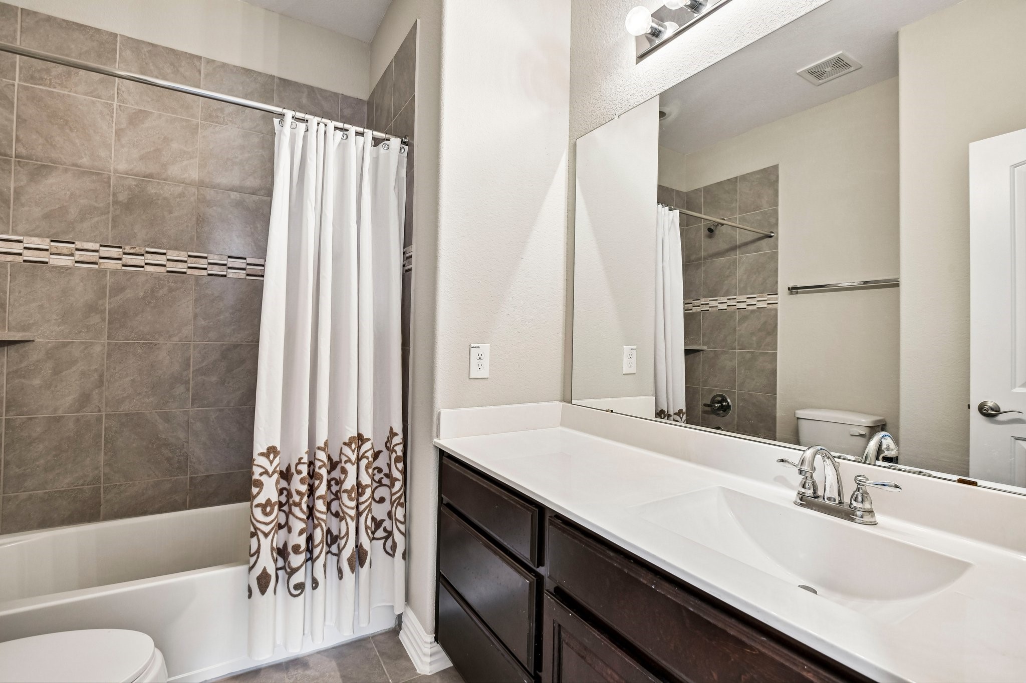 Upstairs secondary bath