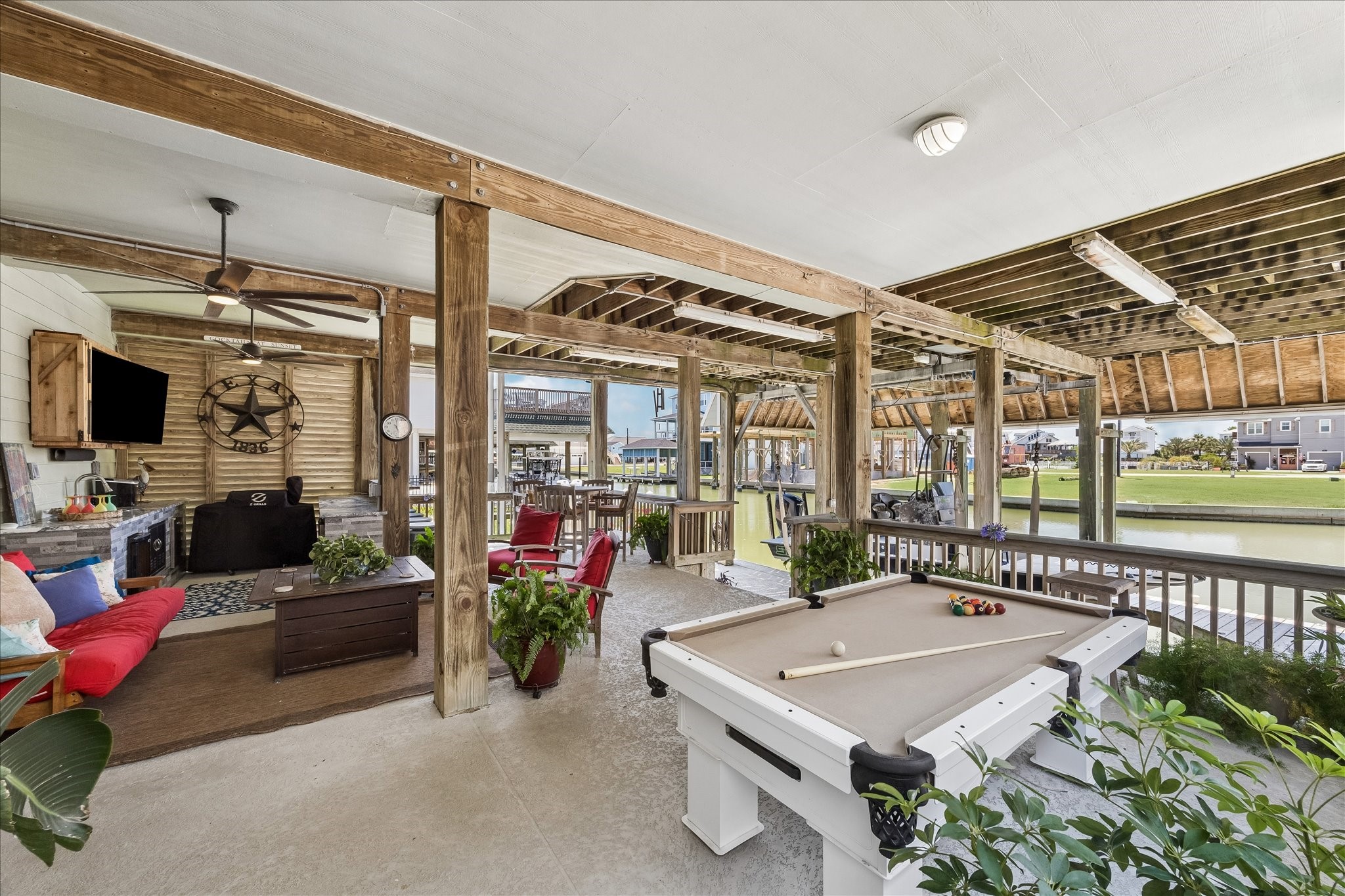 Entertaining area at the water