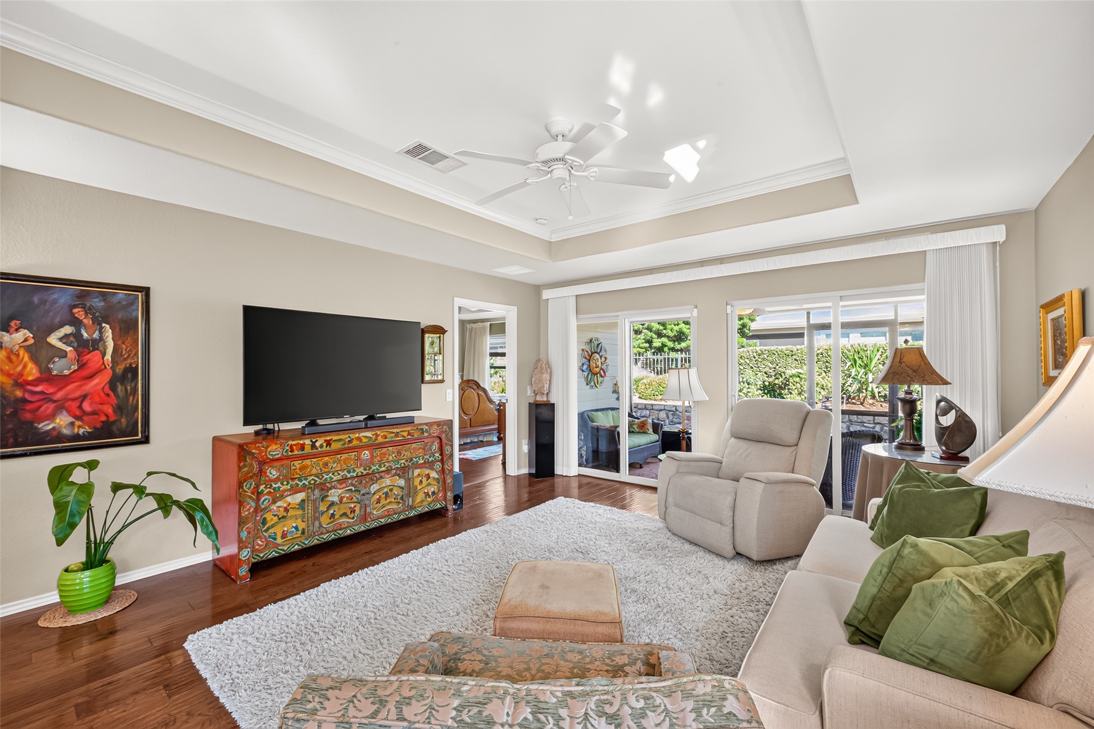 Open living spaces make it easy to relax and entertain. Open living spaces make it easy to relax and entertain.