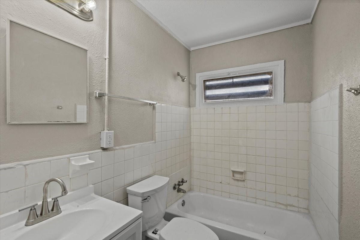 Full size hallway bathroom with tub/shower combination.