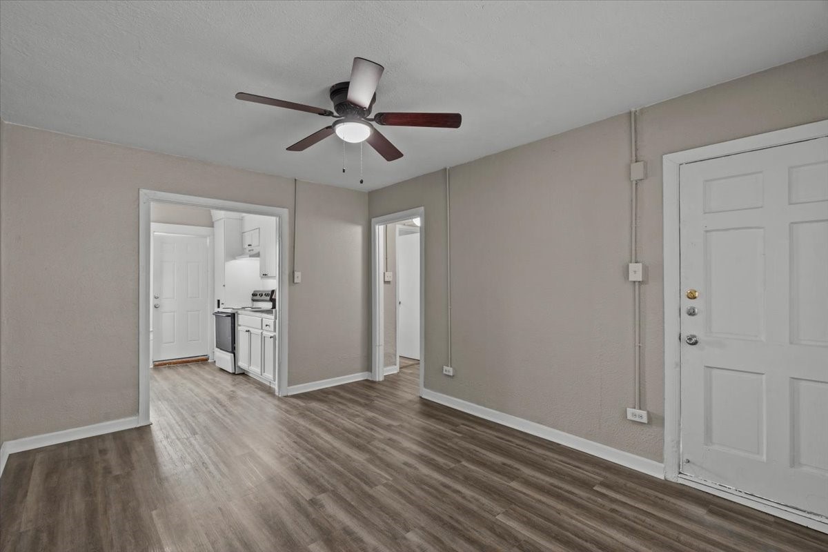 Ceilings fans and recently installed laminate flooring. Ceilings fans and recently installed laminate flooring.