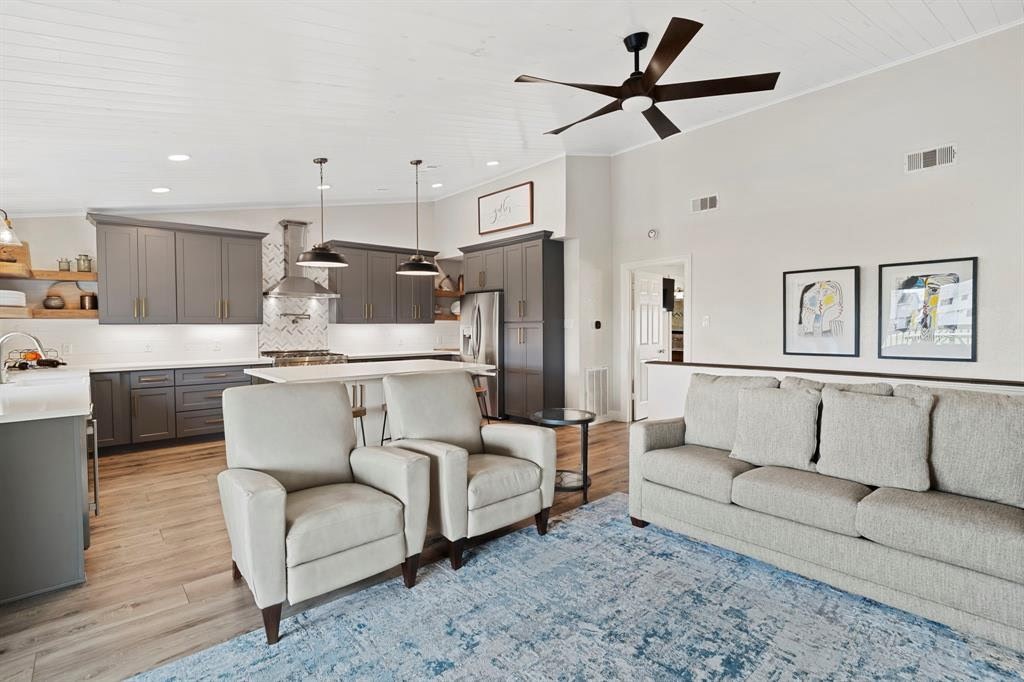 30 N Curlew Street, La Marque, TX 77568