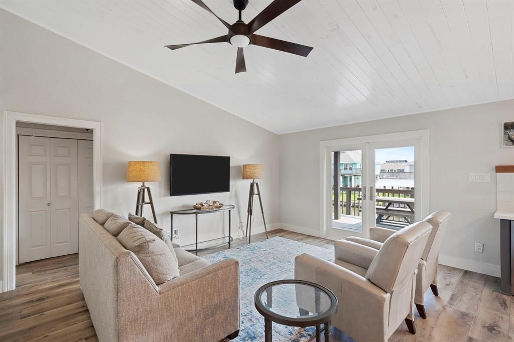 30 N Curlew Street, La Marque, TX 77568