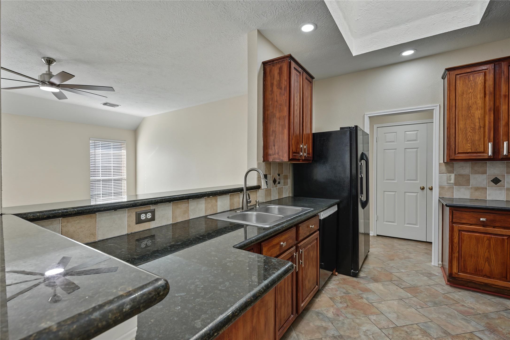 102 Crimson Bay Drive, League City, TX 77573