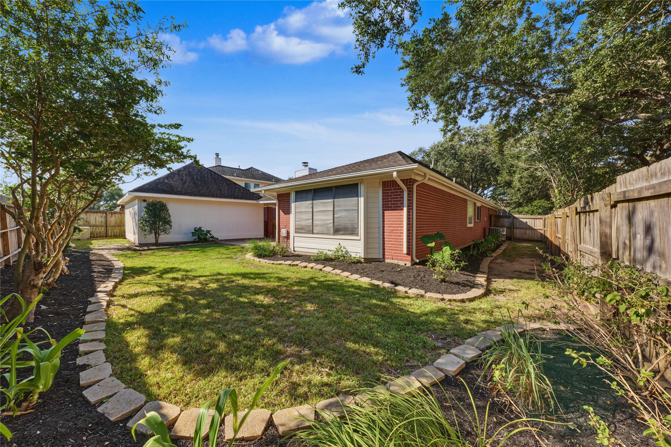 102 Crimson Bay Drive, League City, TX 77573