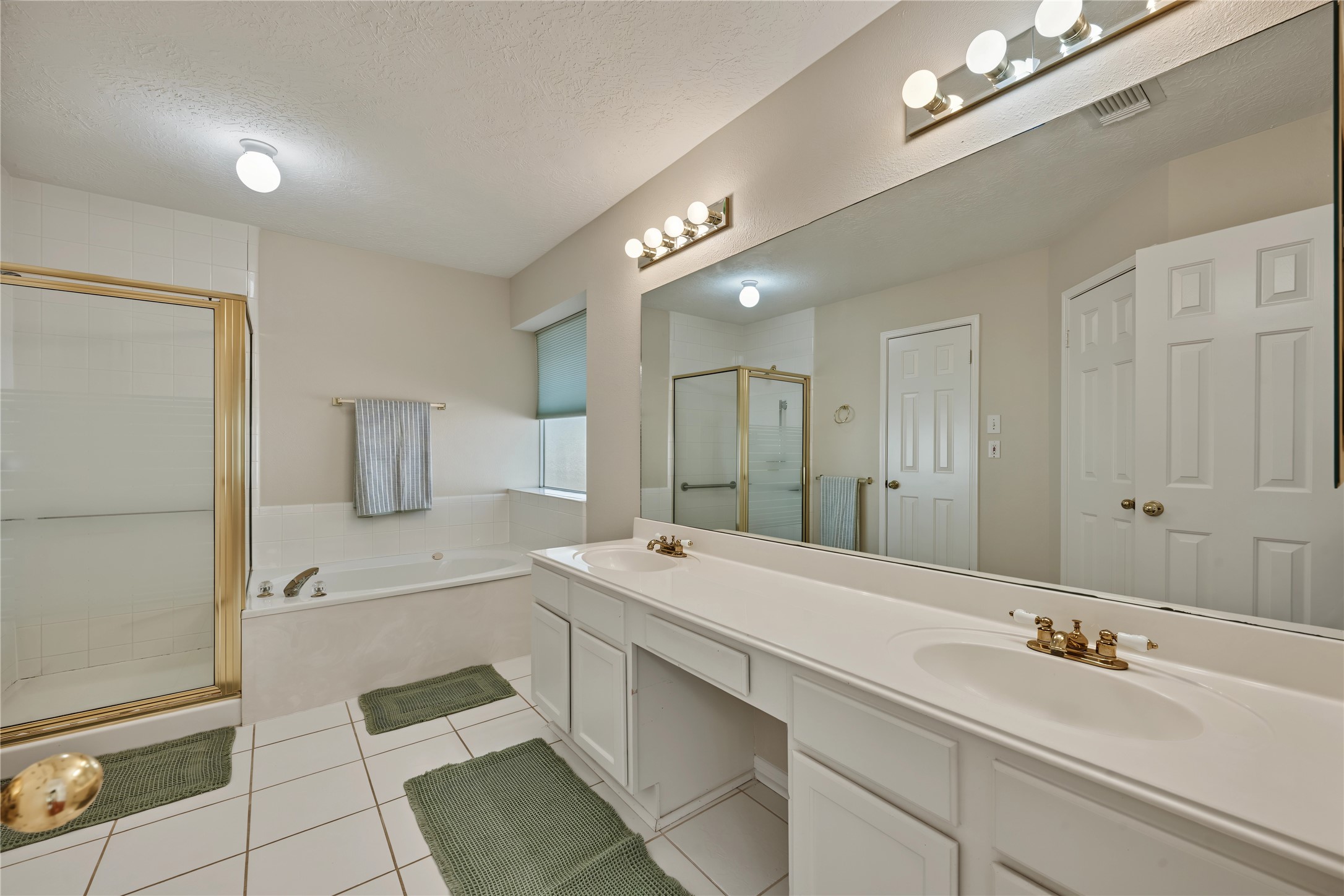 102 Crimson Bay Drive, League City, TX 77573