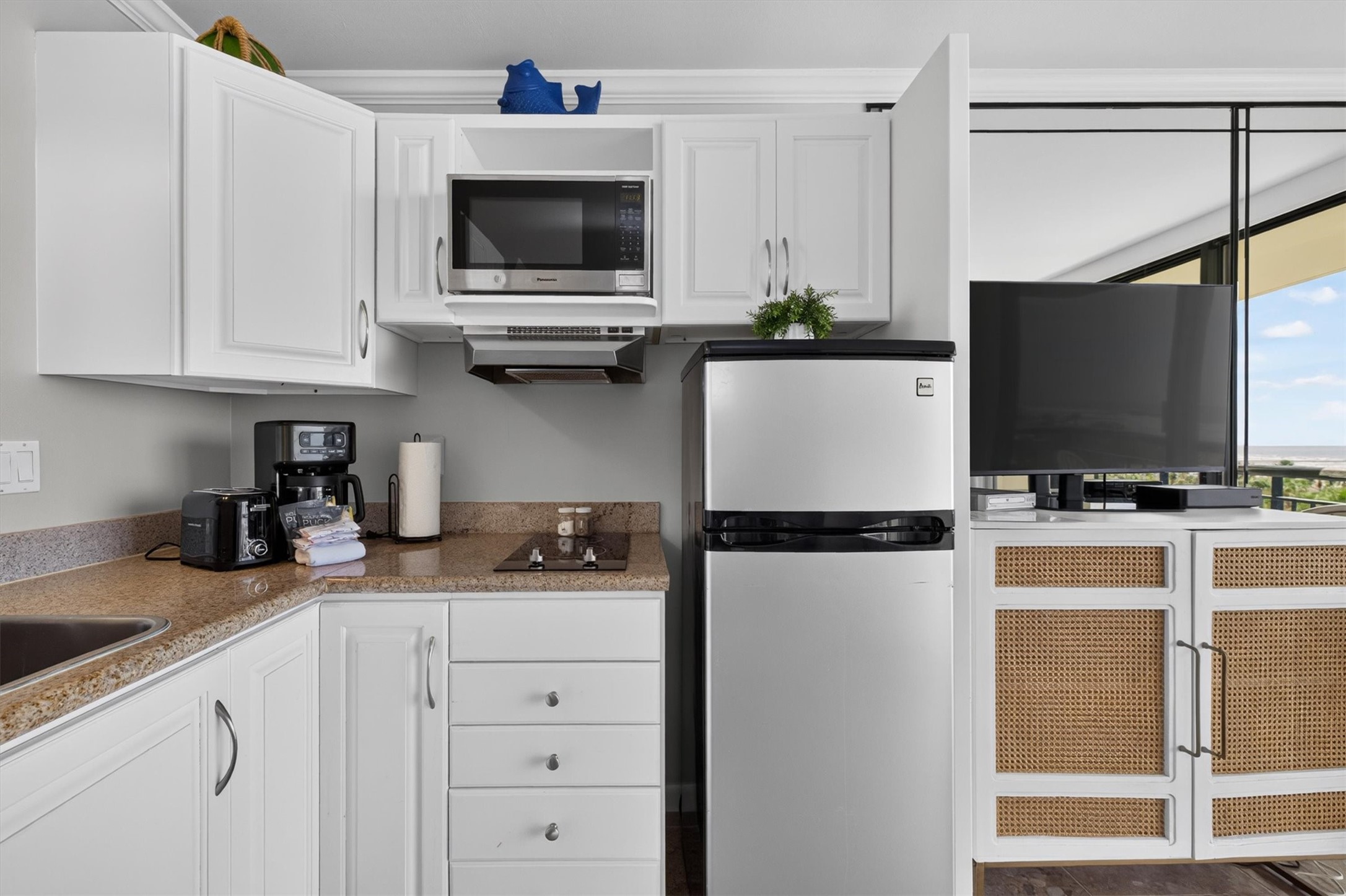 KITCHEN WITH FRIDGE COOKTOP, DISHWASHER AND MICROWAVE