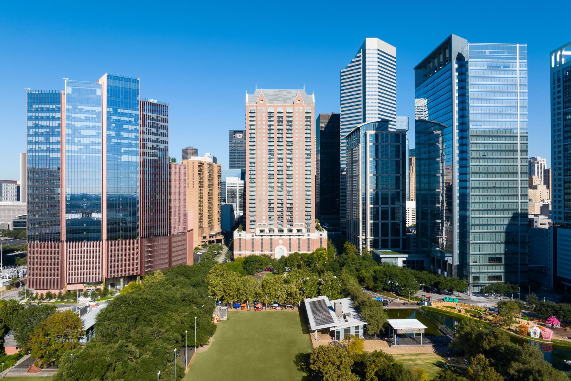 Rising above the vibrant downtown skyline, this iconic residential tower by acclaimed developer Marvin Finger stands as a landmark of sophisticated urban living. Residents enjoy a premier location just steps from Discovery Green, fine dining, entertainment and Houston's most sought-after destinations.