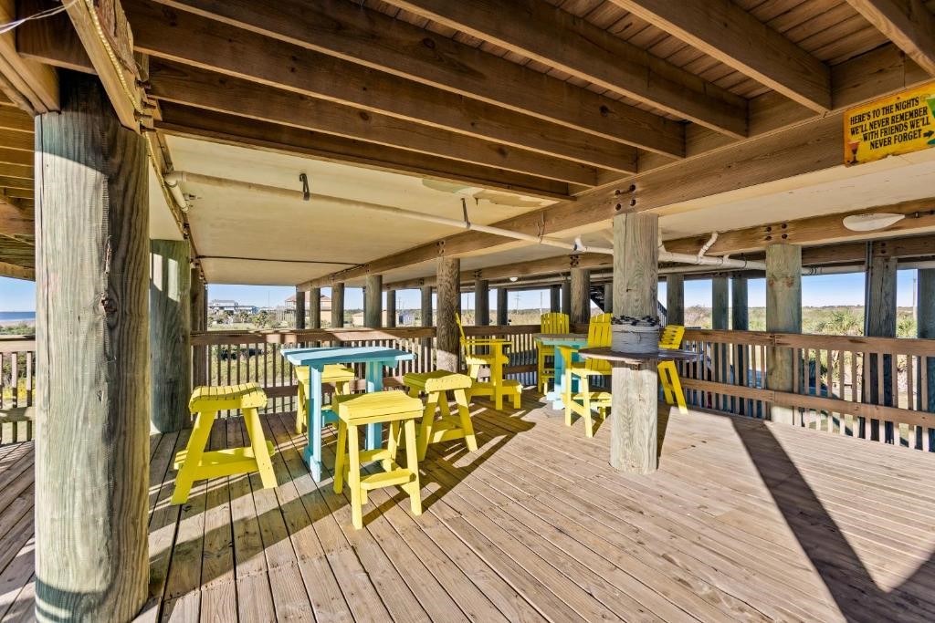 1108 Highway 87, Gilchrist, TX 77617