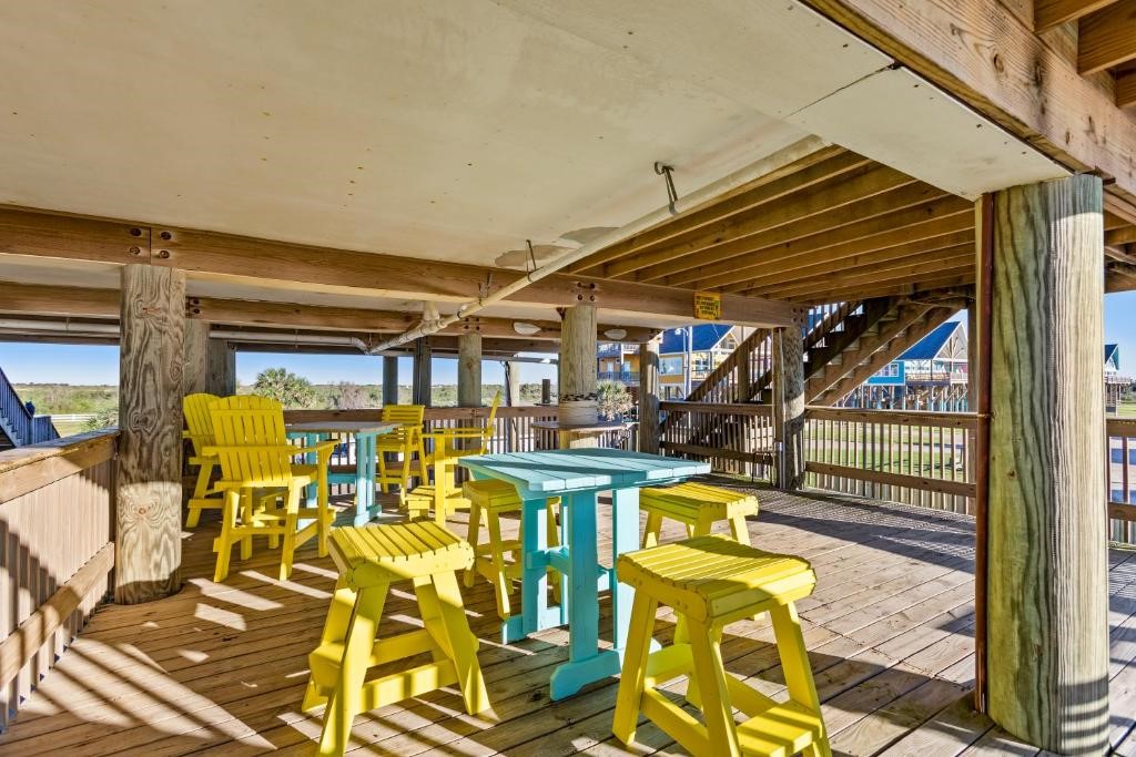 1108 Highway 87, Gilchrist, TX 77617