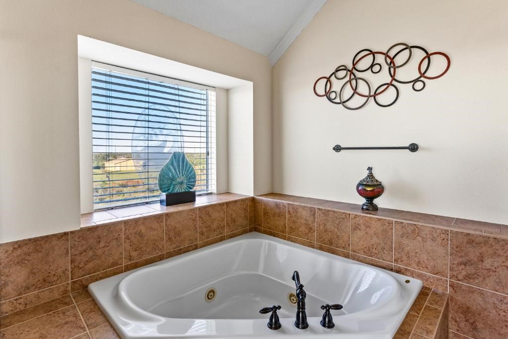 1108 Highway 87, Gilchrist, TX 77617