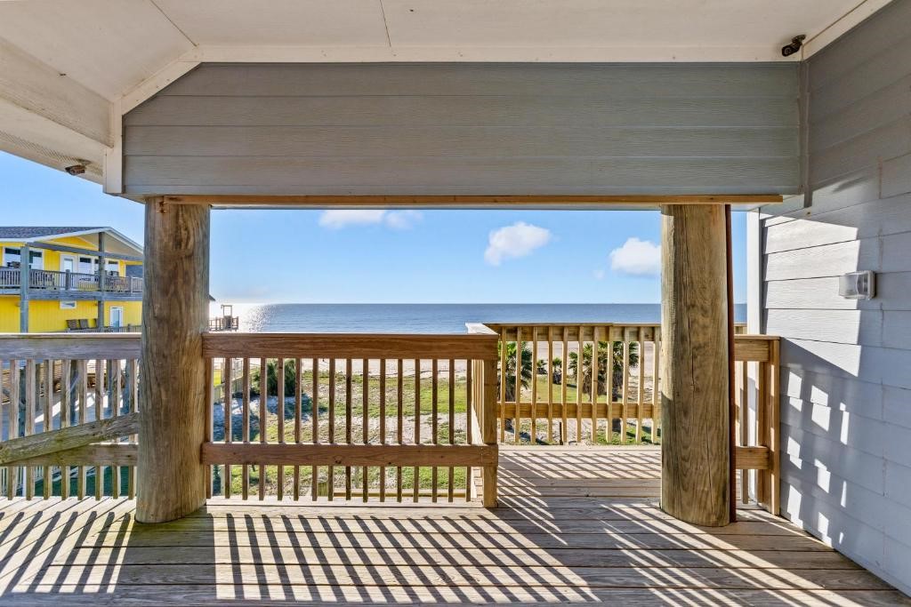 1108 Highway 87, Gilchrist, TX 77617