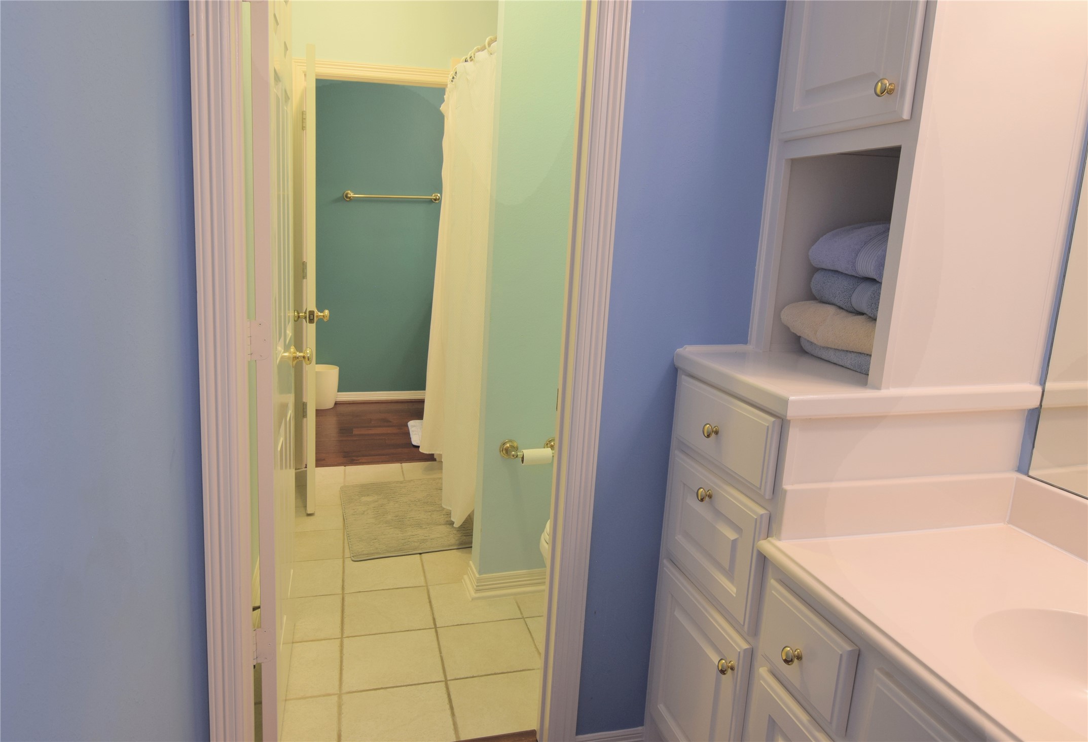 Jack and Jill Bathroom Connects Bedroom 4 and 5