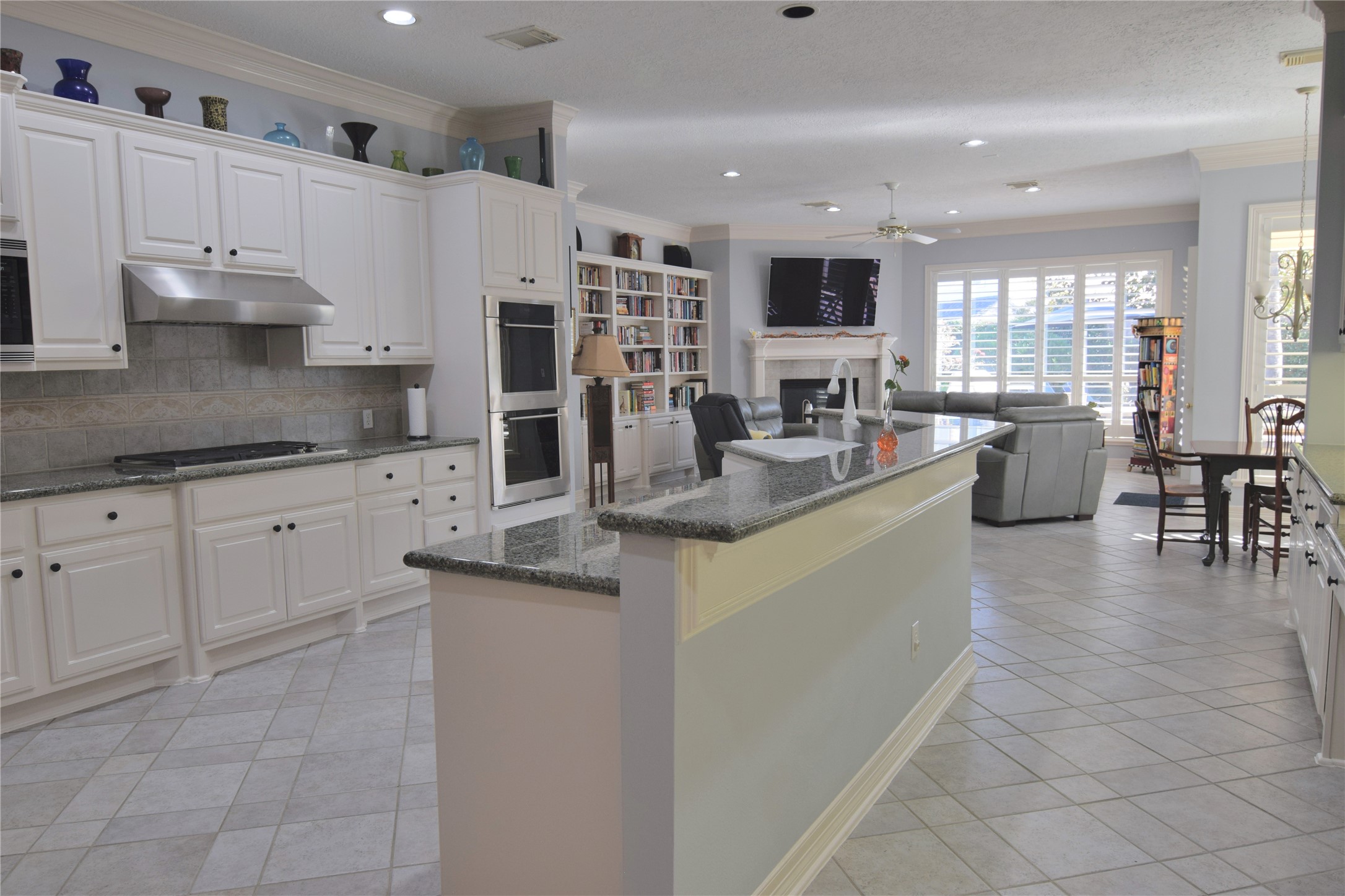 Spacious and Bright Kitchen