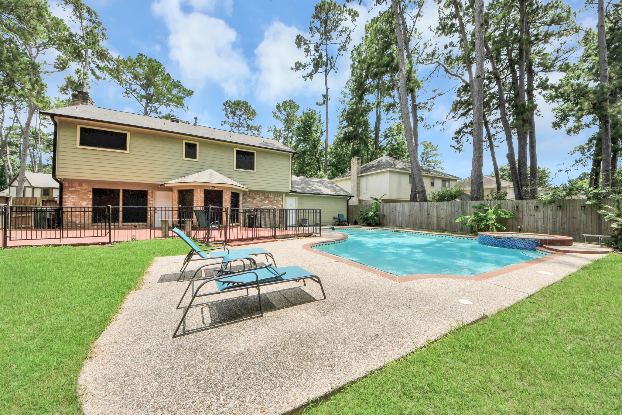 Summer living, redefined. The extensive spaces surrounding the water offers an abundance of square footage for premium lounge chairs, dining sets, and sun-soaked weekend entertaining.