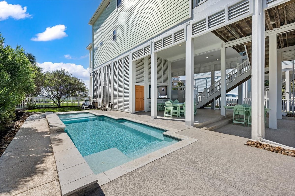AND...OMGosh! The Pool! With sunning ledge