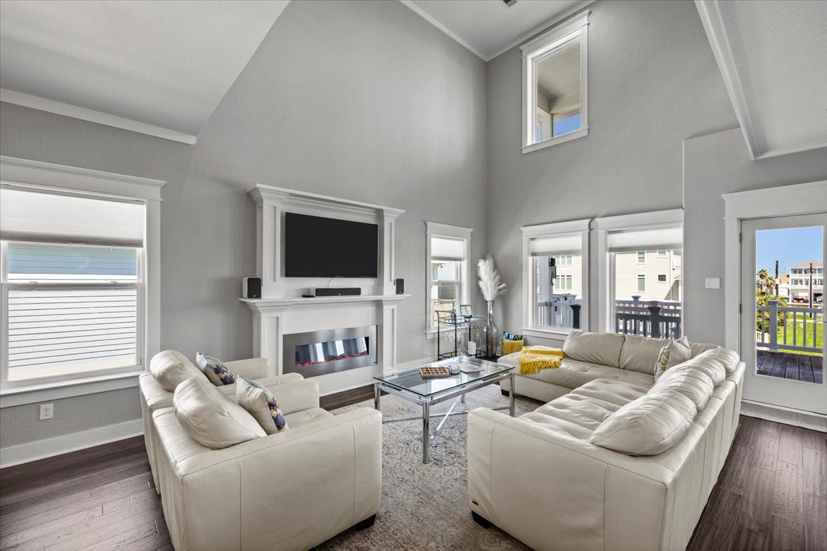 Living room with elegant fireflace