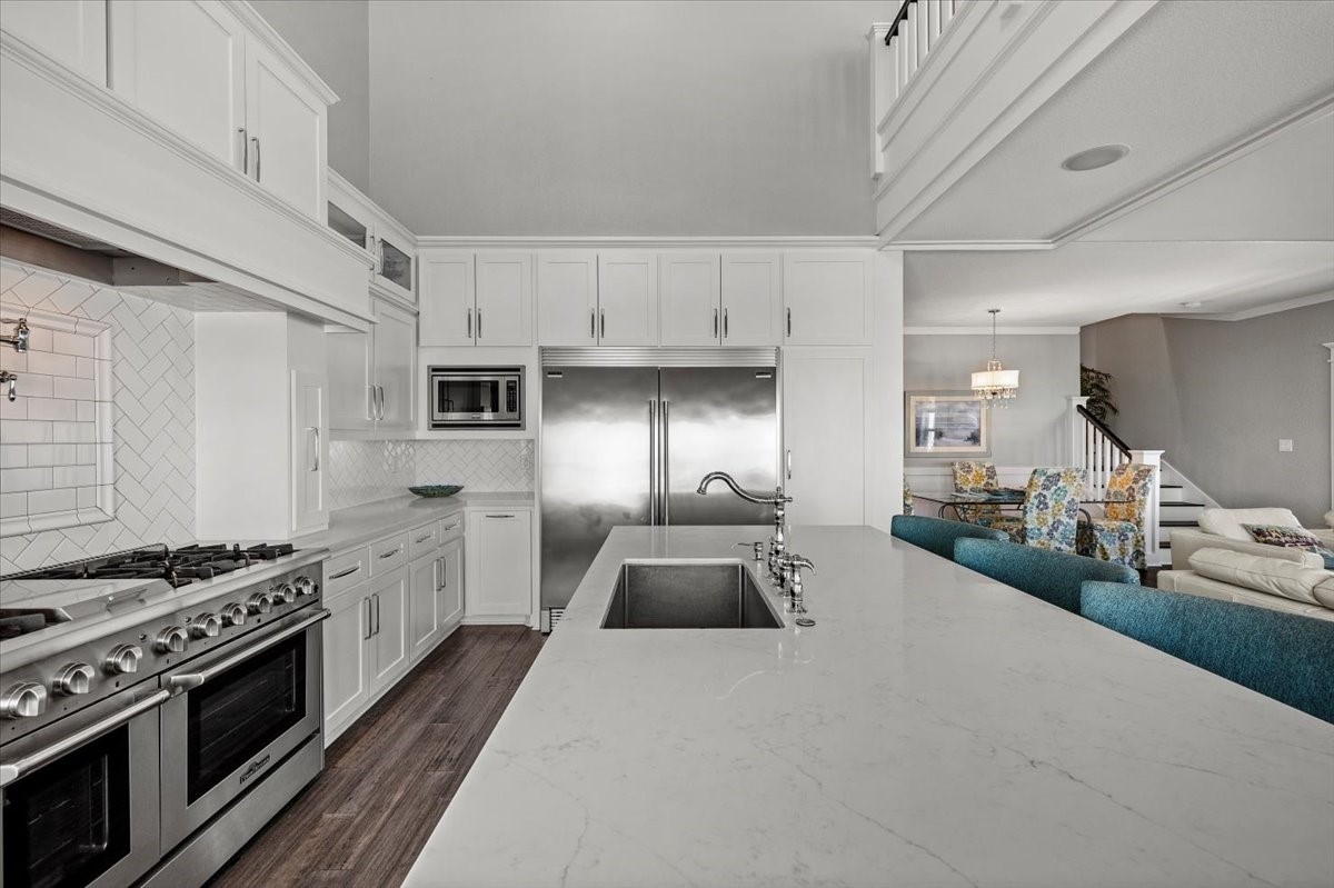 Double oven and amazing cooktop, huge subzero refrigerator