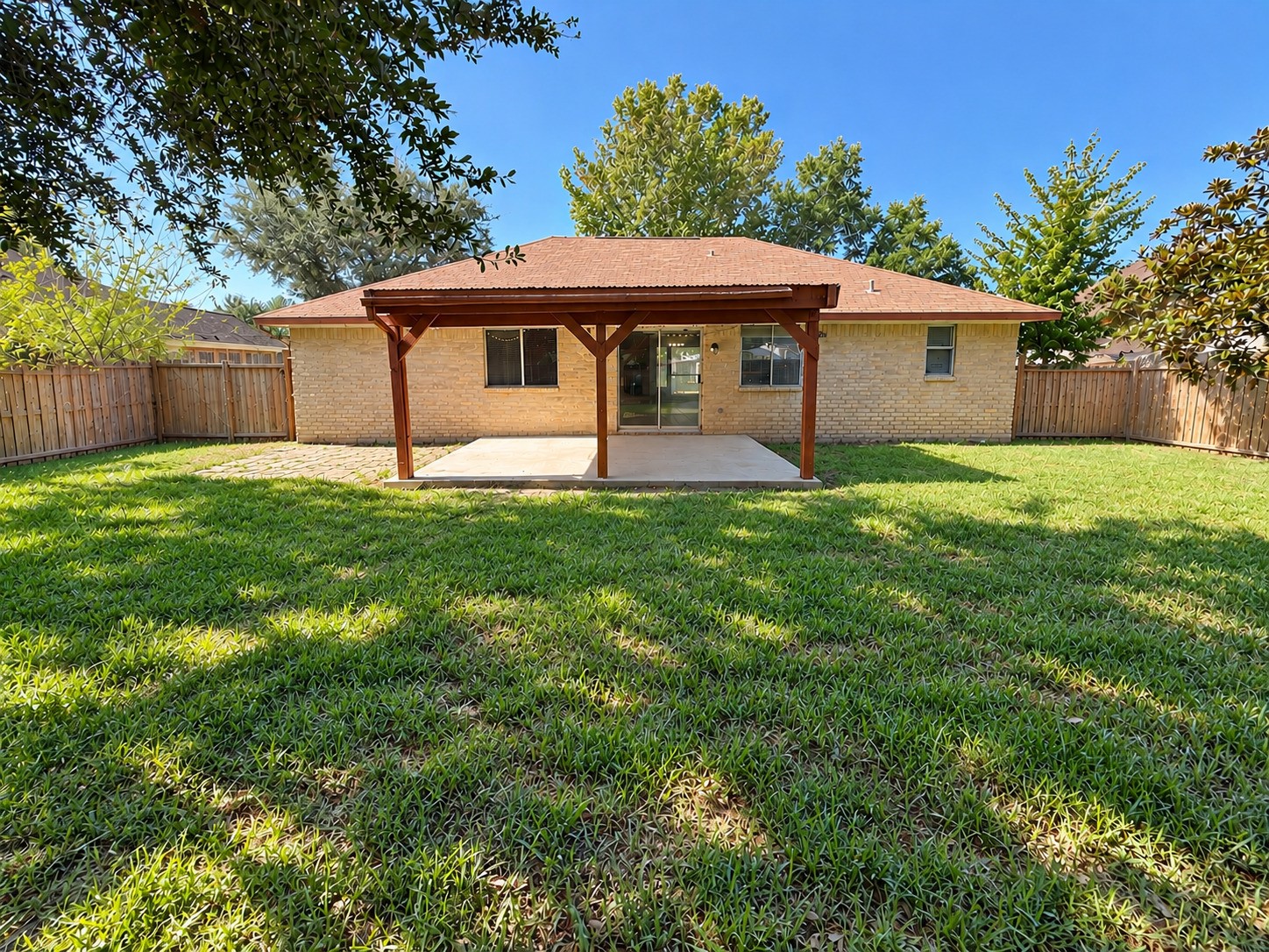 3804 Briar Hollow Drive, Dickinson, TX 77539