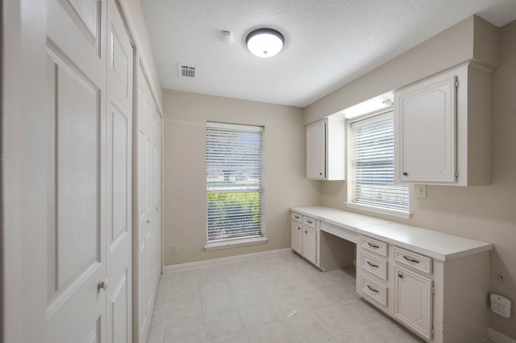Oversize laudry room with additional pantry space