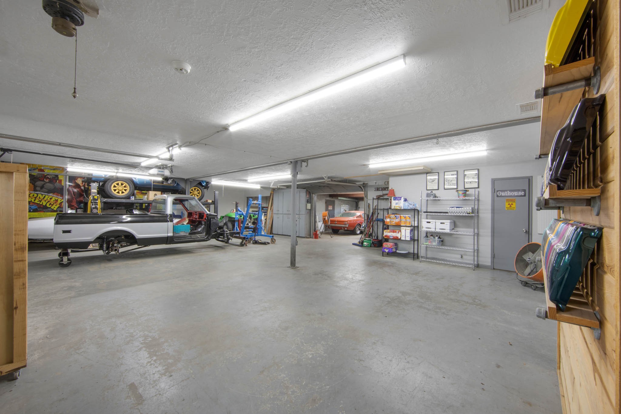 Oversize garage with approx 3000 sq feet, full bathroom, and 3 garage and 1 roll up door