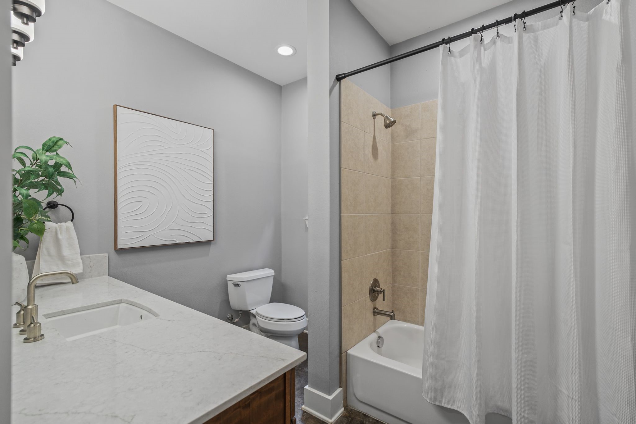A beautifully renovated full bathroom to service the secondary bedrooms. A beautifully renovated full bathroom to service the secondary bedrooms.