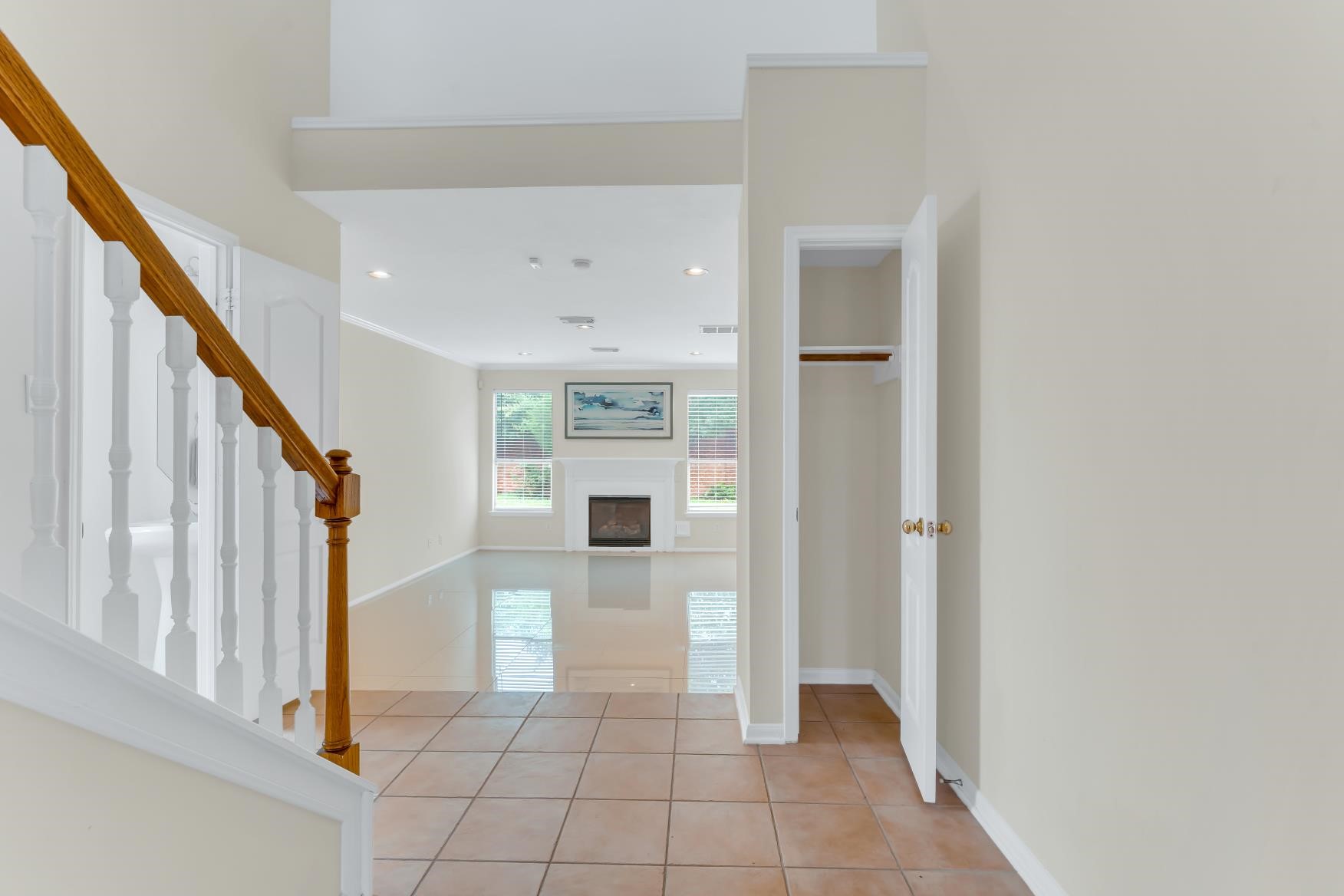 Entrance to a beautiful 3 bedrooms, 2 1/2 Baths