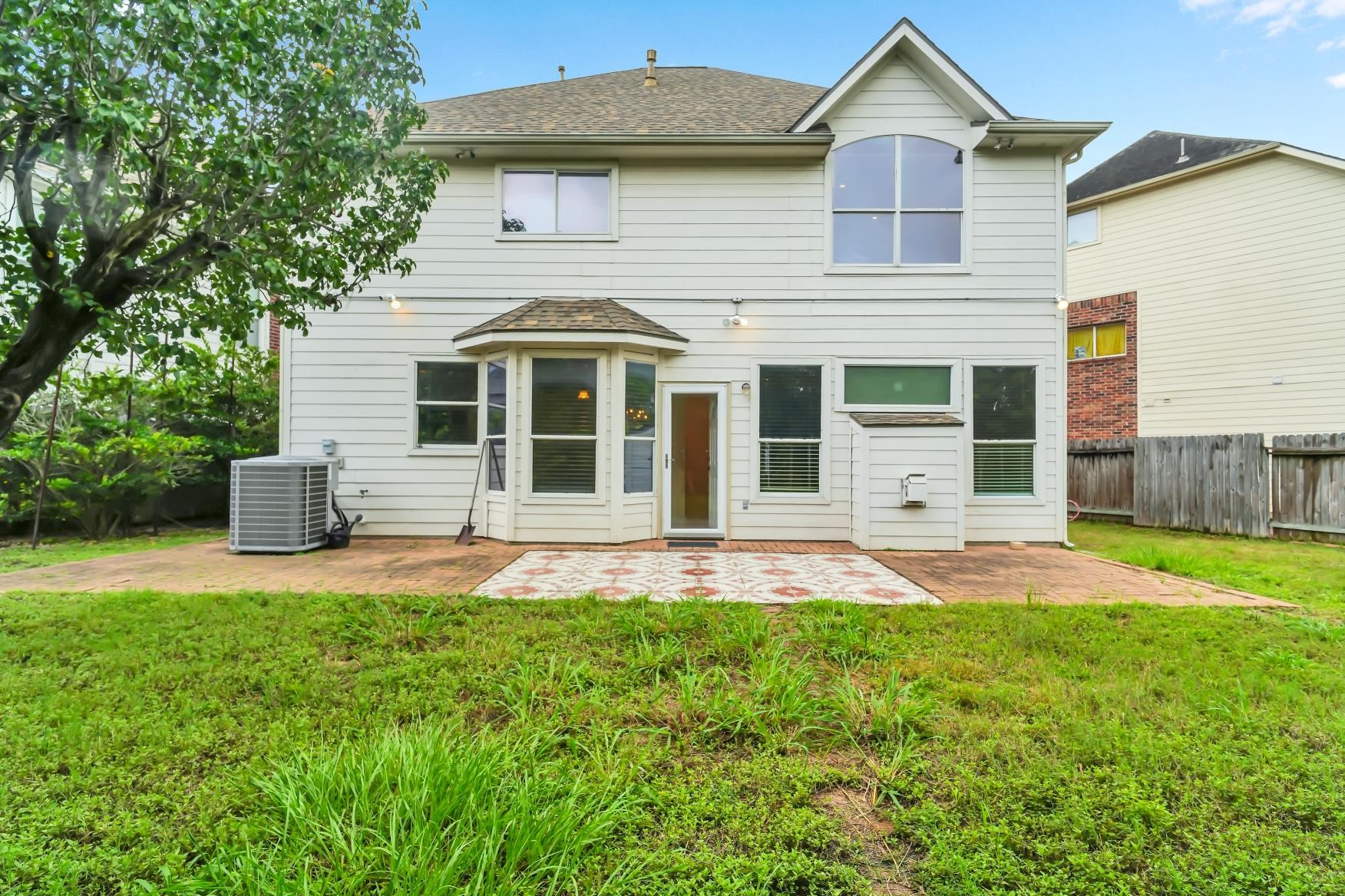 Expensive yard ideal for pool and outdoor Kitchen.