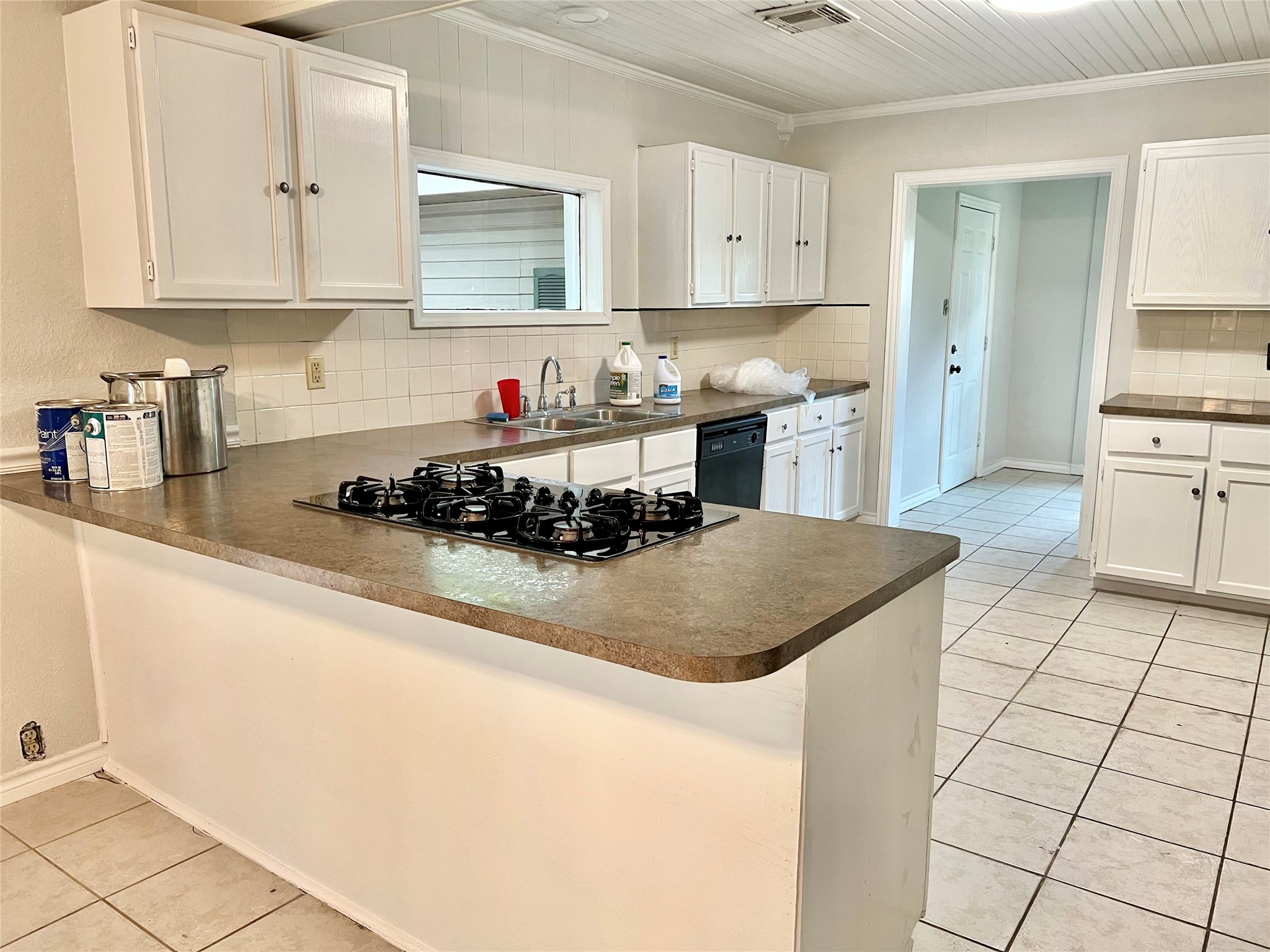 Gas range and oven and the oven is new and just been installed! Ceramic tile flooring and breakfast bar as well.