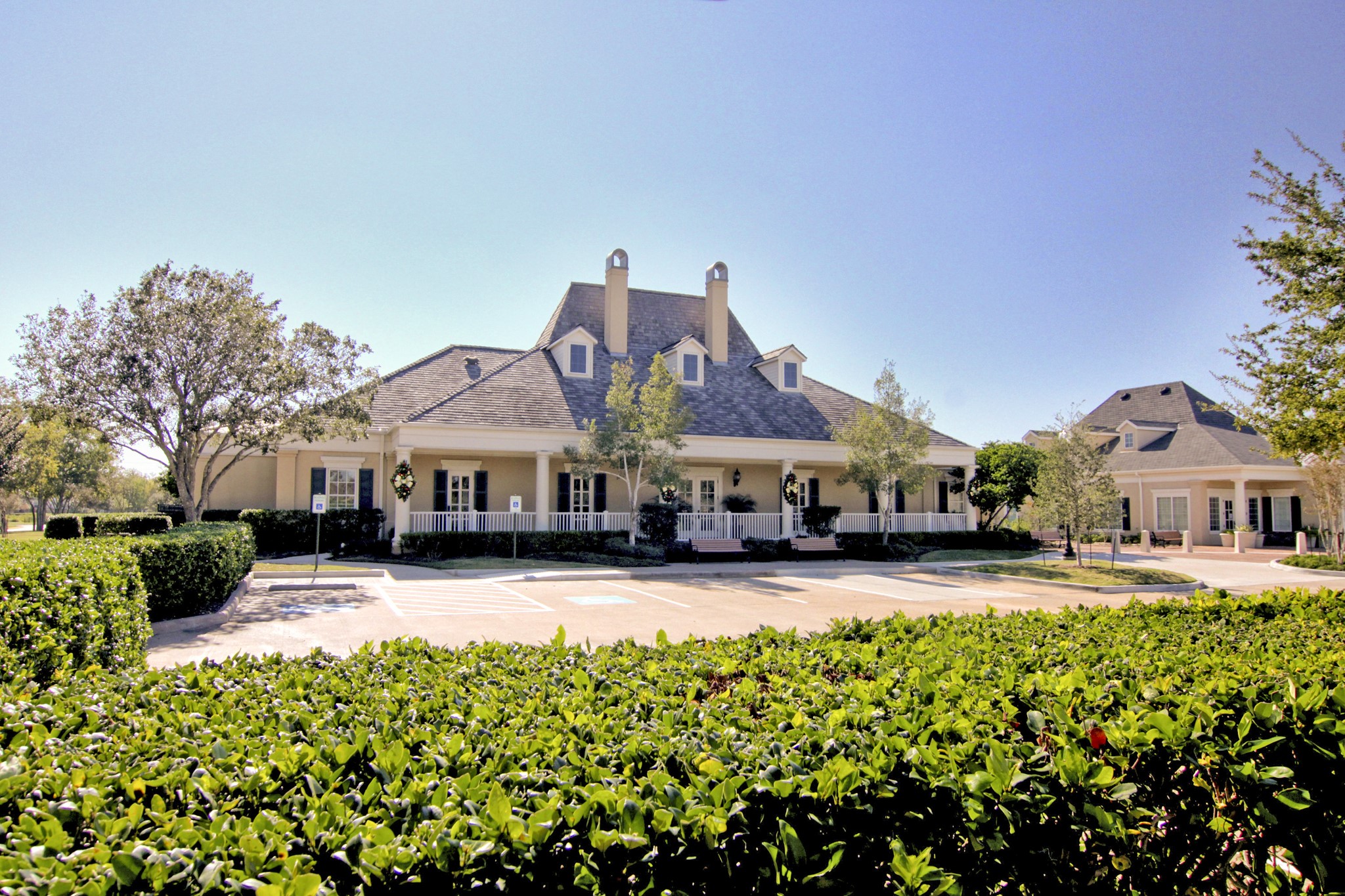 The Sienna Golf Club  is a main hub of the neighborhood. Here, you will find golf and tennis with pro-shops,  The Sienna Grille, a watery wonderland with a huge pool, splash pads, and a bucket dump. Sienna also offers a packed calendar with fun events for everyone.