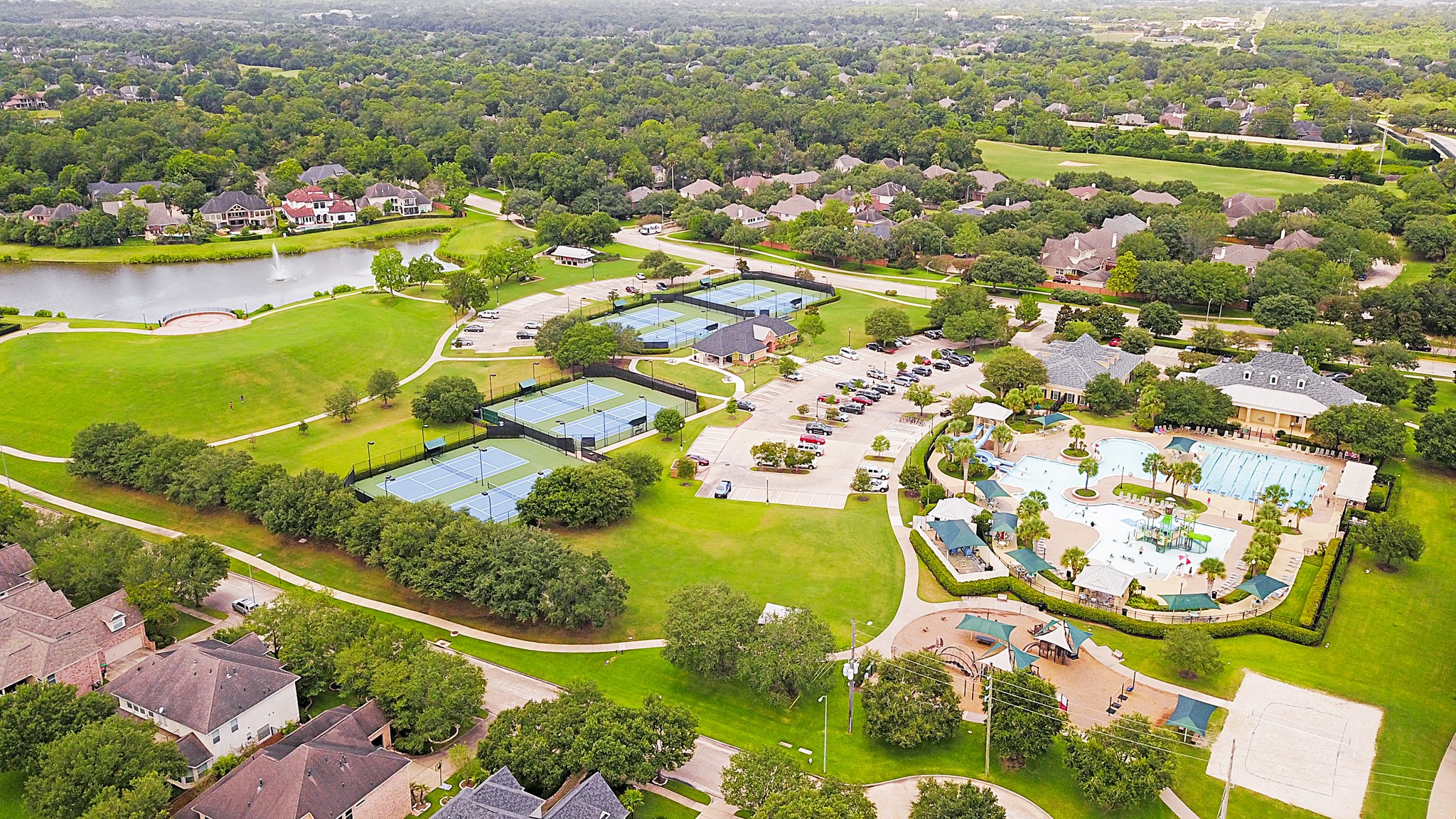 Sienna is a beautiful community with friendly neighbors and amazing resort-style amenities. Find golf, tennis, pro-shop, and dining. Youll find pools & splash pads, parks & playgrounds, dog parks, an amphitheater, event lawns & patios, ballroom facilities, a fitness center, scenic lakeside trails, and so much more. This list goes on and on.