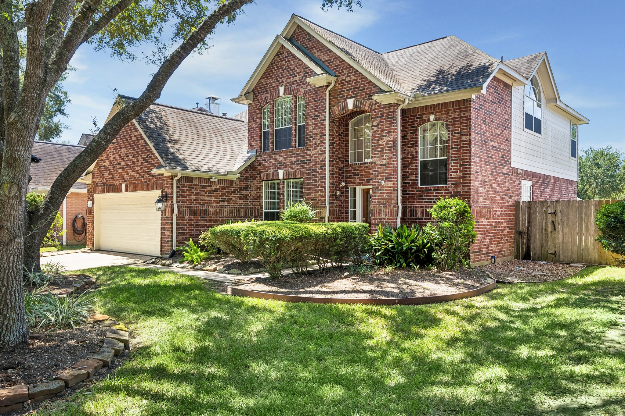 From the light filled interiors & warm bamboo flooring to the spacious game room, gas log fireplace & 33-foot backyard pool, this home is ready for everyday comfort & easy entertaining. Add a 2016 roof, 2025 electrical panel, updated primary bath & 2020 pool plaster, and you have a well-cared for Sienna home with valuable updates, plenty of space & lots of features to enjoy inside and out.