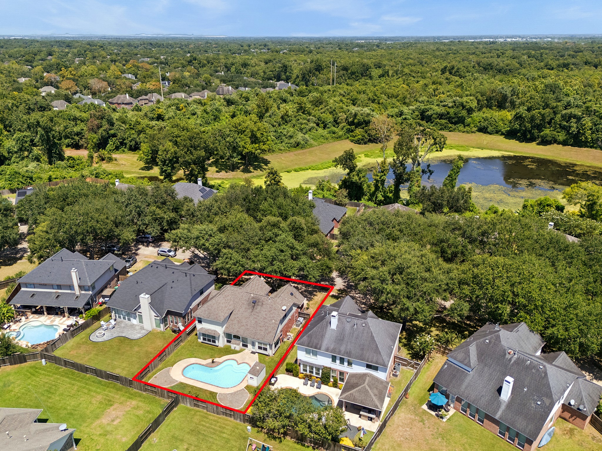 This aerial view highlights the best of both worlds, with a peaceful residential setting surrounded by towering trees and green space, plus easy access to Siennas trails, amenities and everyday conveniences.