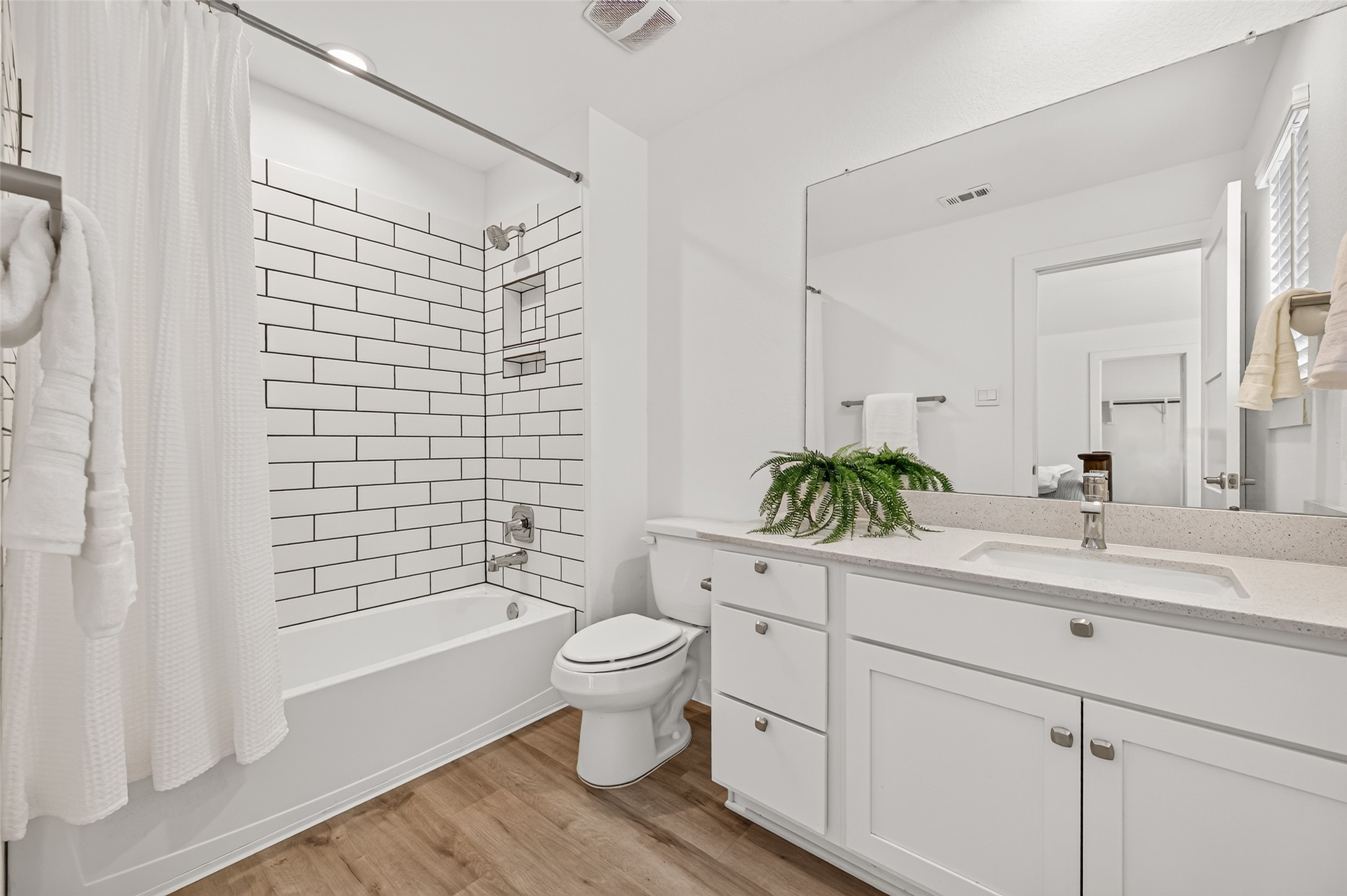 En suite for the oversize secondary bedroom