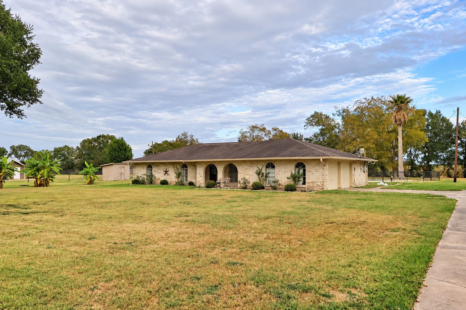 302 County Road 893, Angleton, TX 77515