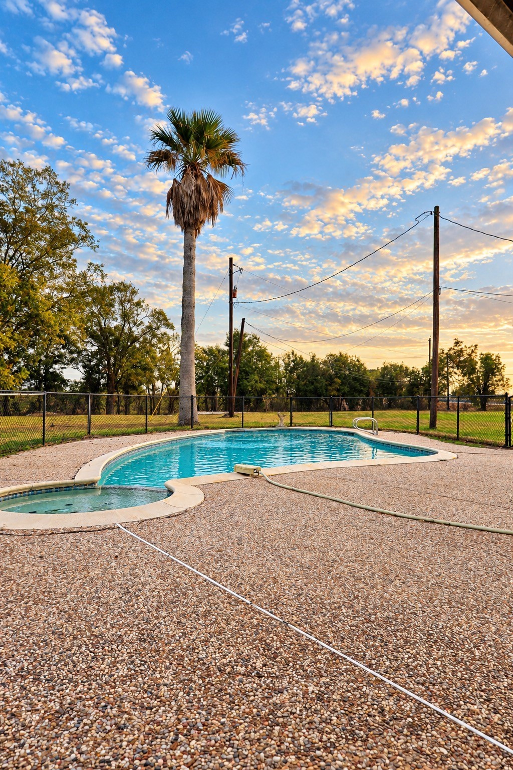 302 County Road 893, Angleton, TX 77515