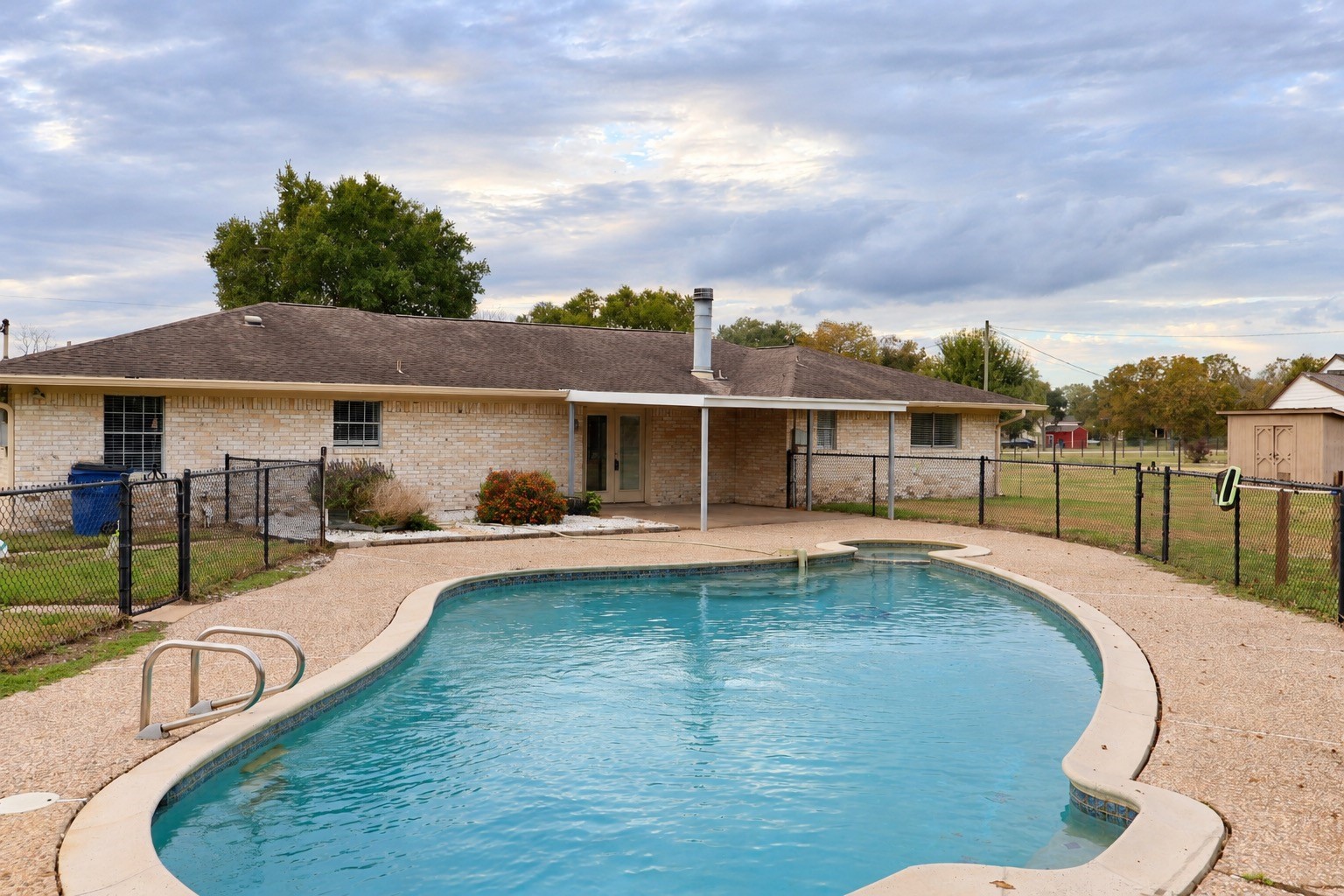 302 County Road 893, Angleton, TX 77515