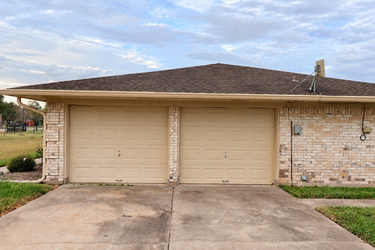 302 County Road 893, Angleton, TX 77515