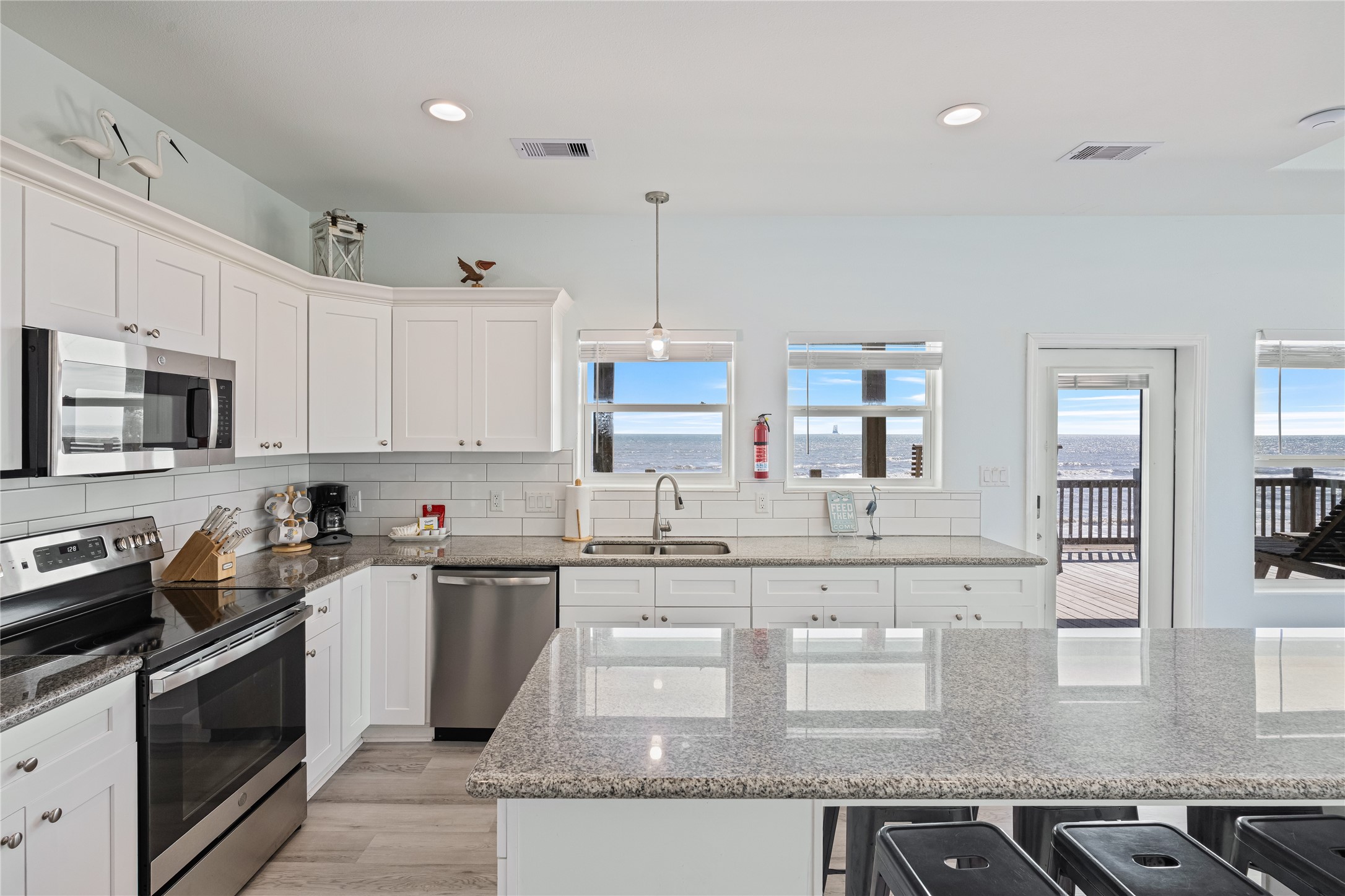 992 Hilton Head, Gilchrist, TX 77617