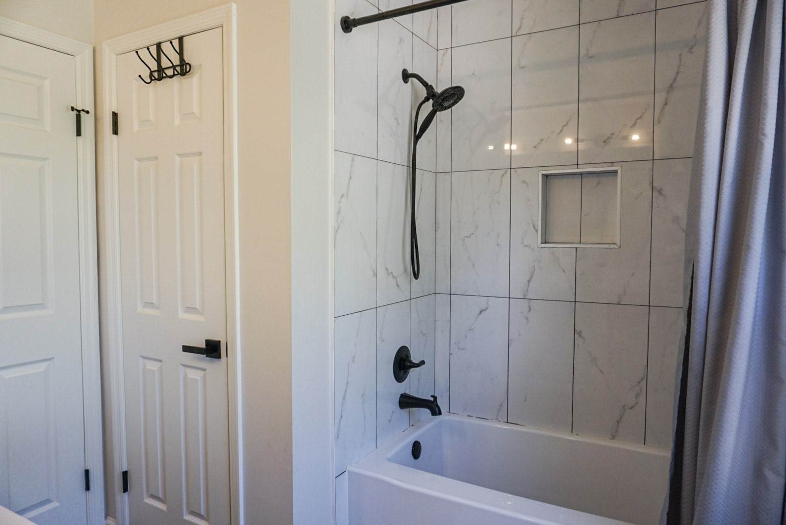 Tub/shower combo in secondary bathroom upstairs