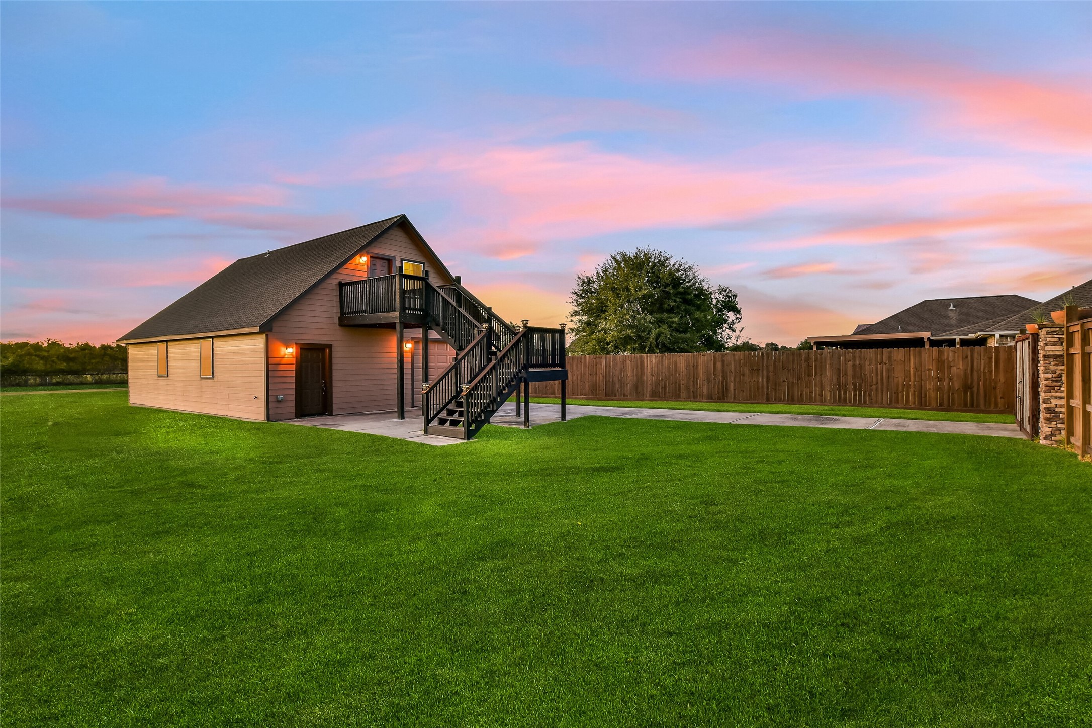 7703 Blimp Base Road, Hitchcock, TX 77563