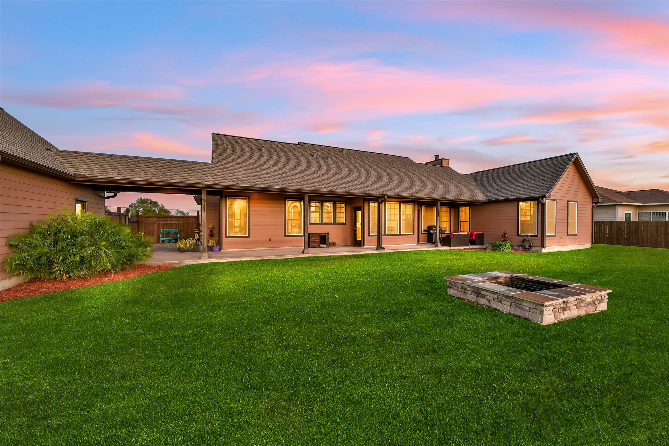 7703 Blimp Base Road, Hitchcock, TX 77563
