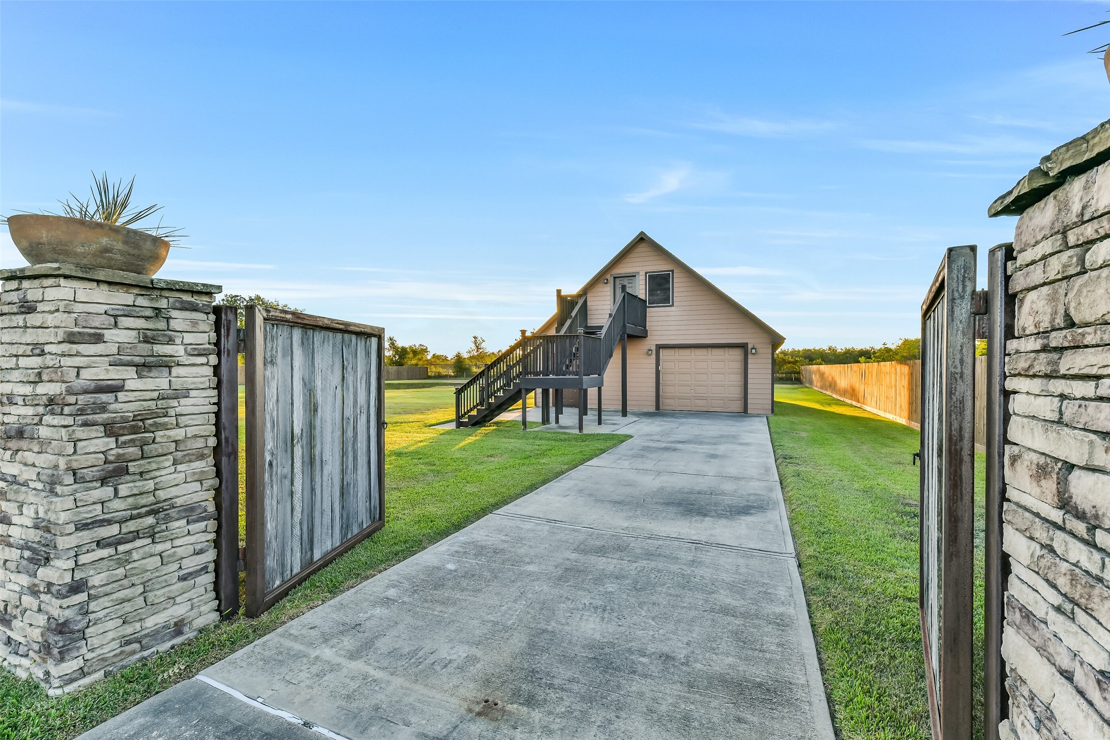 7703 Blimp Base Road, Hitchcock, TX 77563