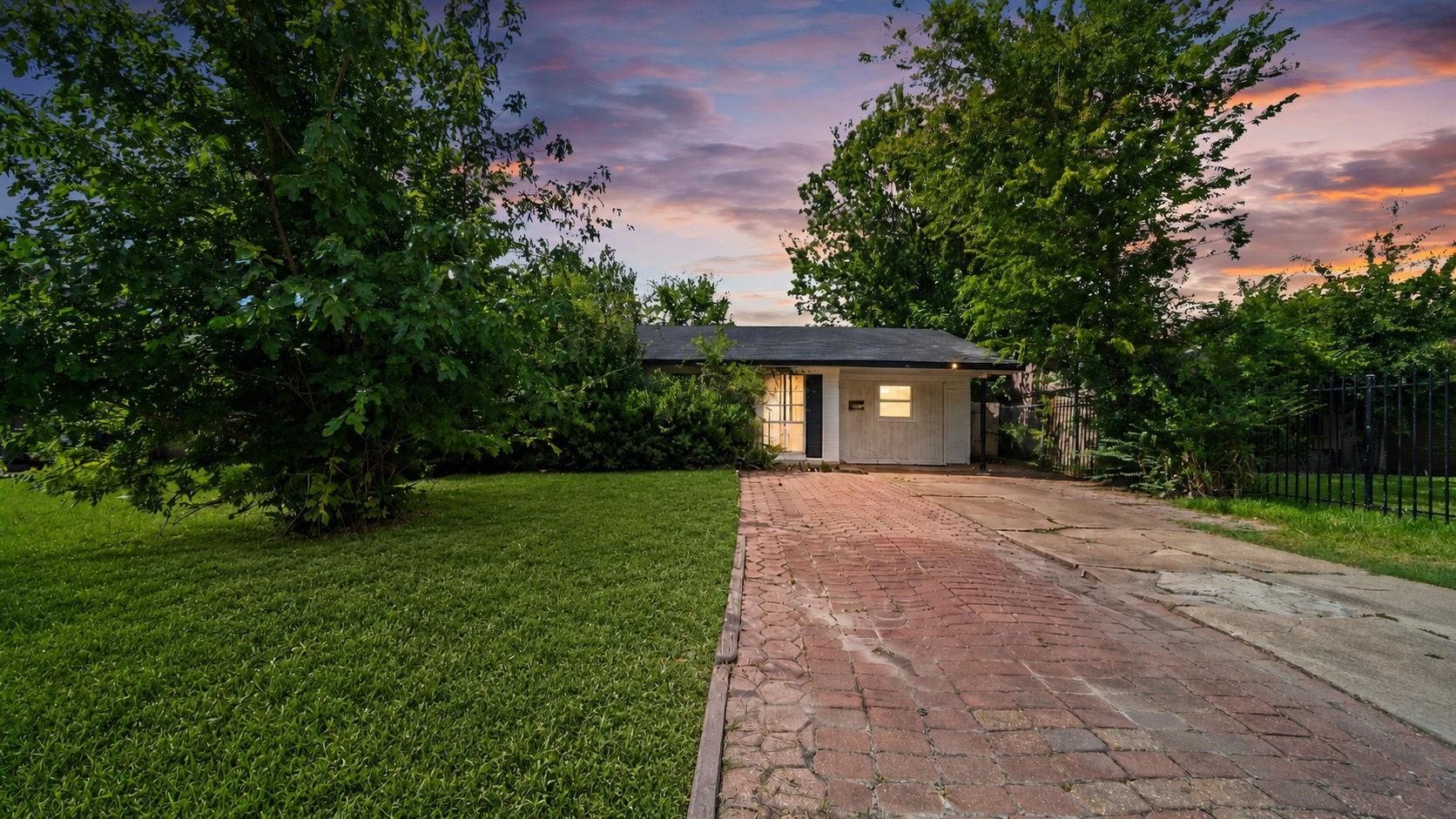 Situated in Southeast Houstons established Crestmont Park community, this home offers an appealing blend of neighborhood charm and exceptional urban accessibility. Enjoy convenient proximity to Downtown Houston, the Texas Medical Center, and the University of Houston, with easy access to Highway 288, Loop 610, and I-45.