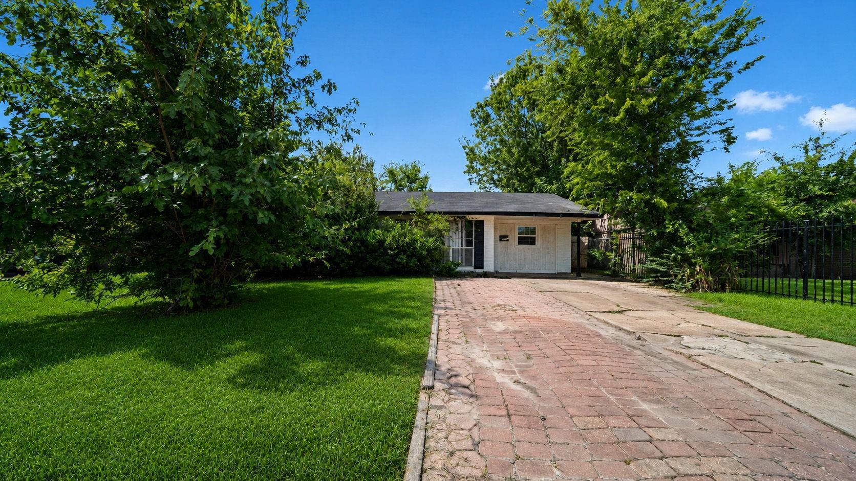Located in Houstons established Crestmont Park community, this home offers an appealing blend of neighborhood charm and urban convenience. Tree-lined streets and nearby parks create a welcoming residential setting, while convenient access to schools, shopping and dining places Houstons premier destinations within easy reach. With the Texas Medical Center, Downtown Houston and Hobby Airport just a convenient drive away, this location offers an exceptional balance of accessibility and neighborhood appeal. Located in Houstons established Crestmont Park community, this home offers an appealing blend of neighborhood charm and urban convenience. Tree-lined streets and nearby parks create a welcoming residential setting, while convenient access to schools, shopping and dining places Houstons premier destinations within easy reach. With the Texas Medical Center, Downtown Houston and Hobby Airport just a convenient drive away, this location offers an exceptional balance of accessibility and neighborhood appeal.