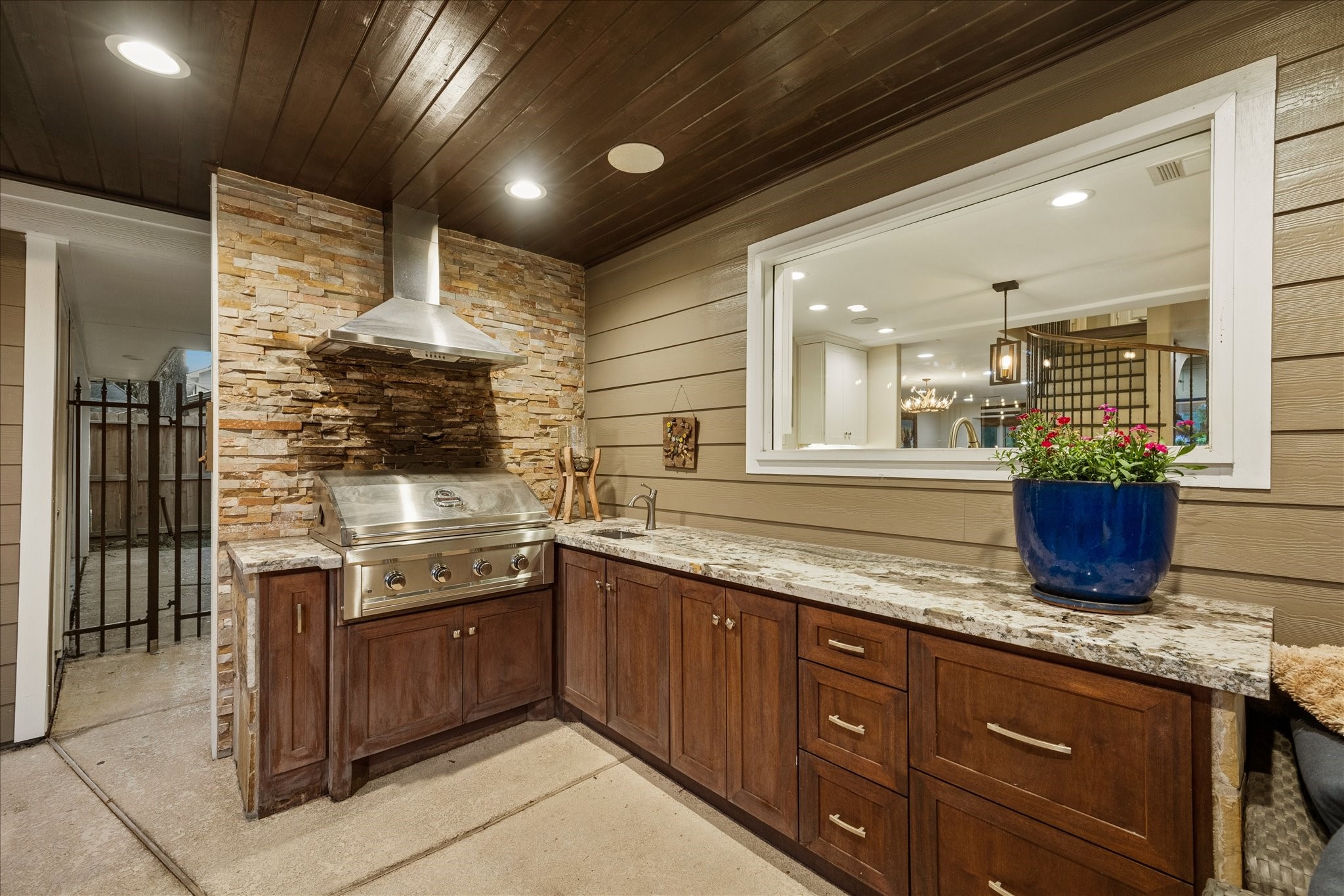 Fantastic Summer Kitchen!