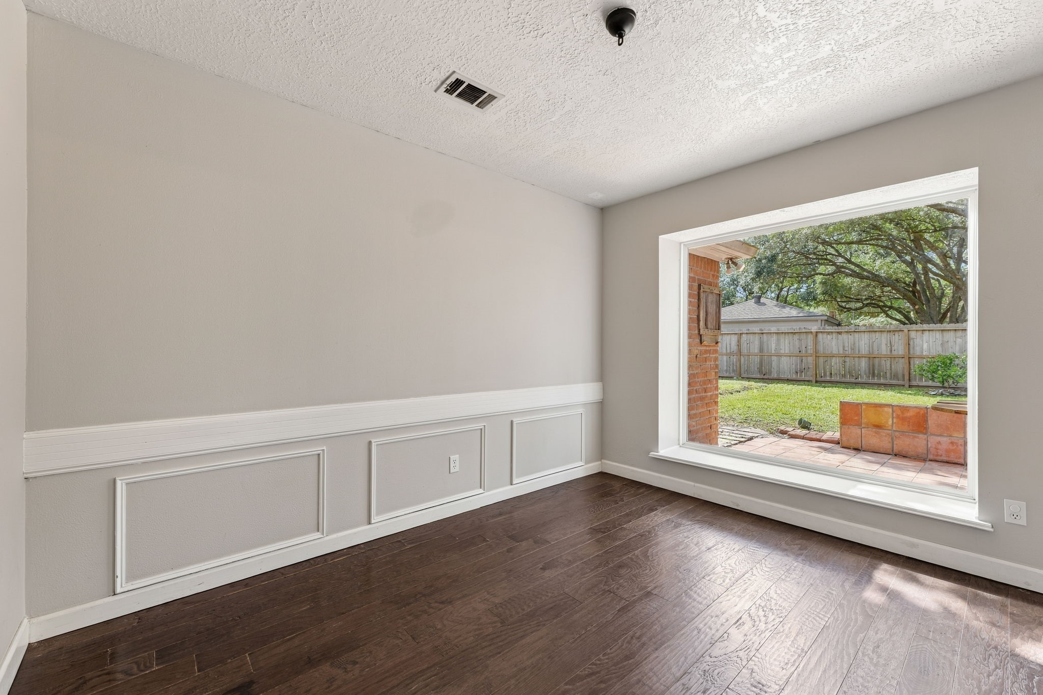 Natural light fills this inviting dining space!