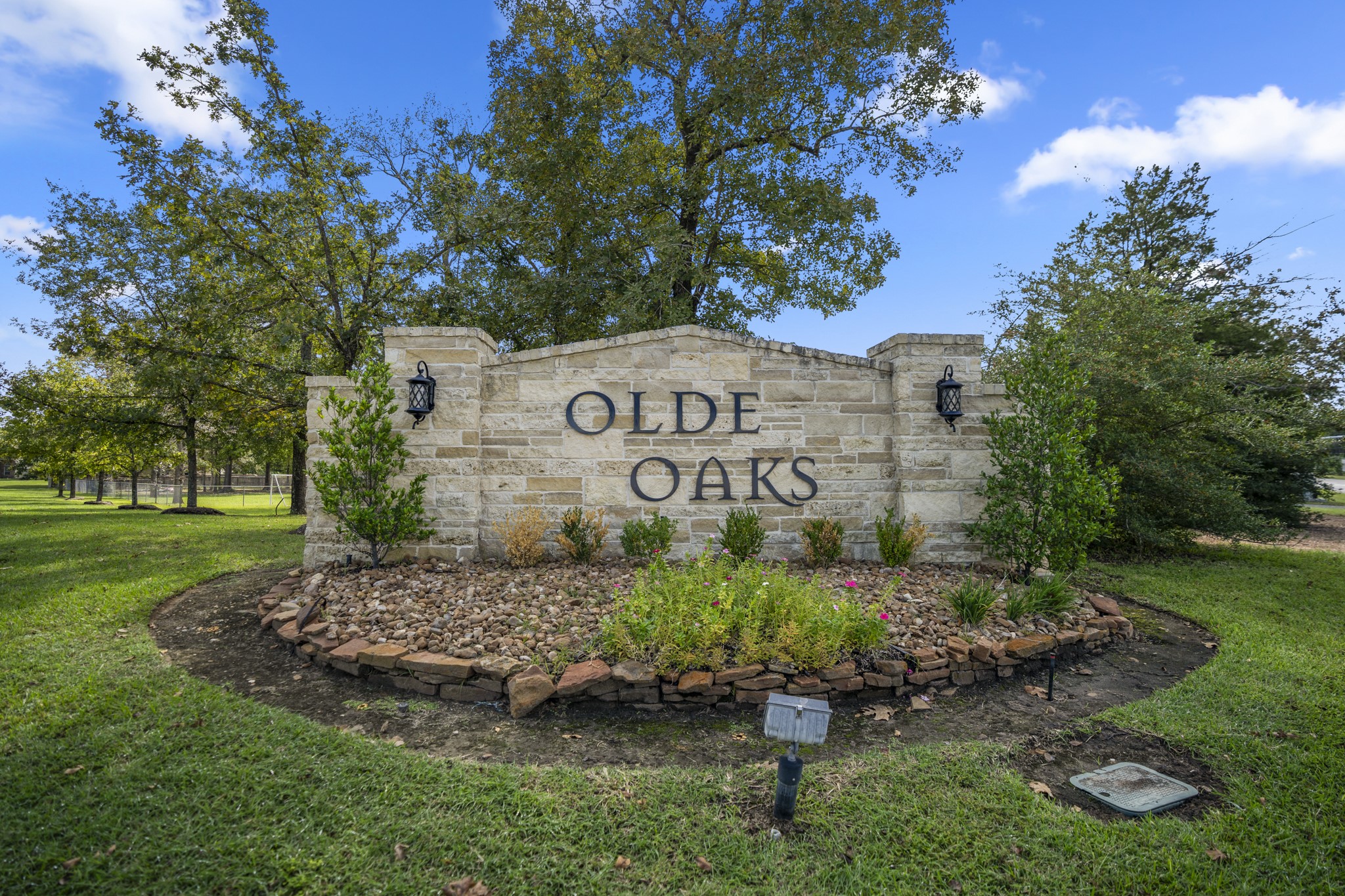 Welcome to Olde Oaks, where established surroundings and mature landscaping set the tone before you even reach the home. From here, youre close to Lake Conroe recreation, neighborhood conveniences, and the everyday routes that keep Willis and Conroe within easy reach.